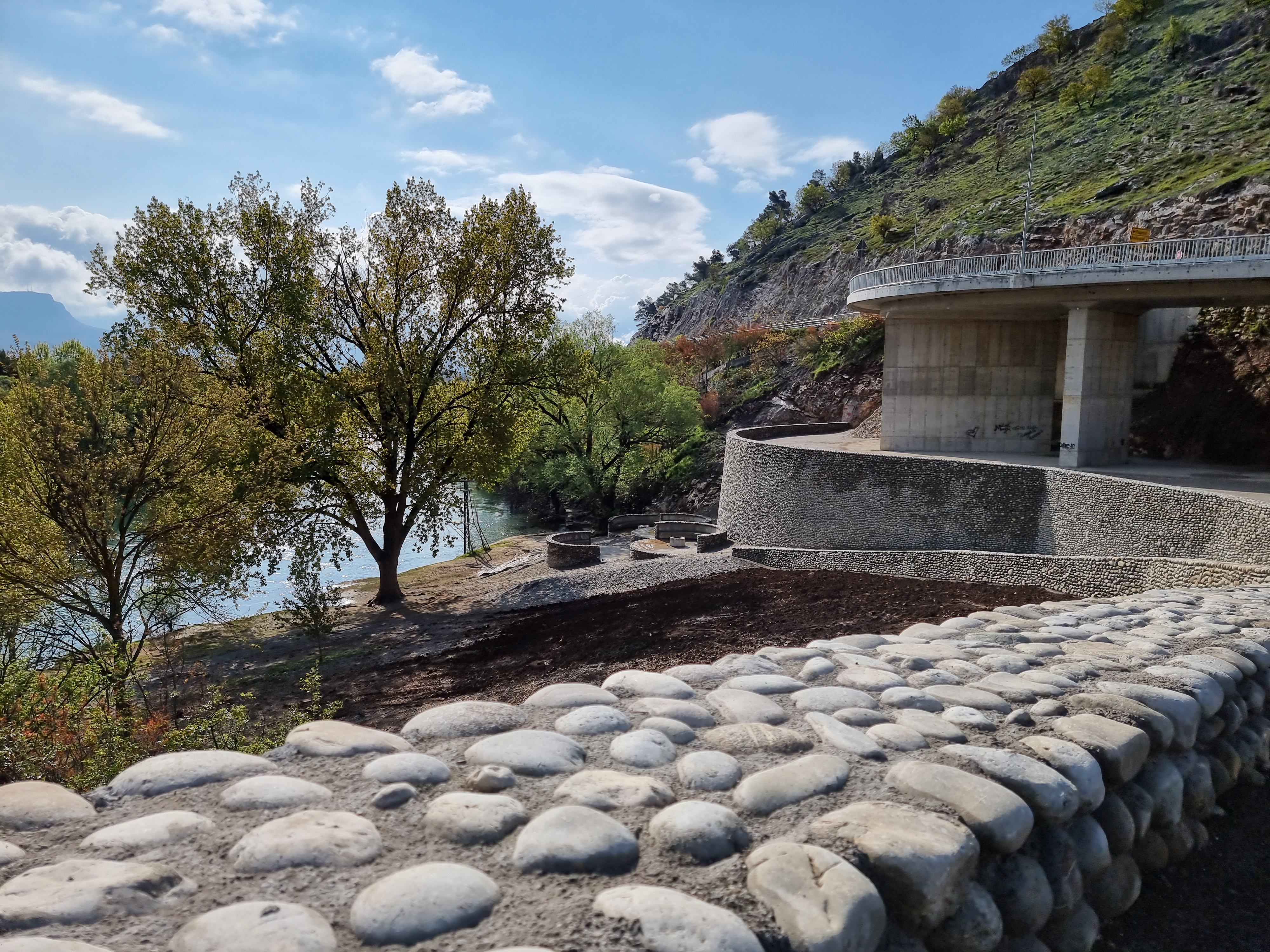 Plaža u Rogamima dobila potpuno novi izgled; Jedno od najposjećenijih izletišta u Podgorici spremno za posjetioce