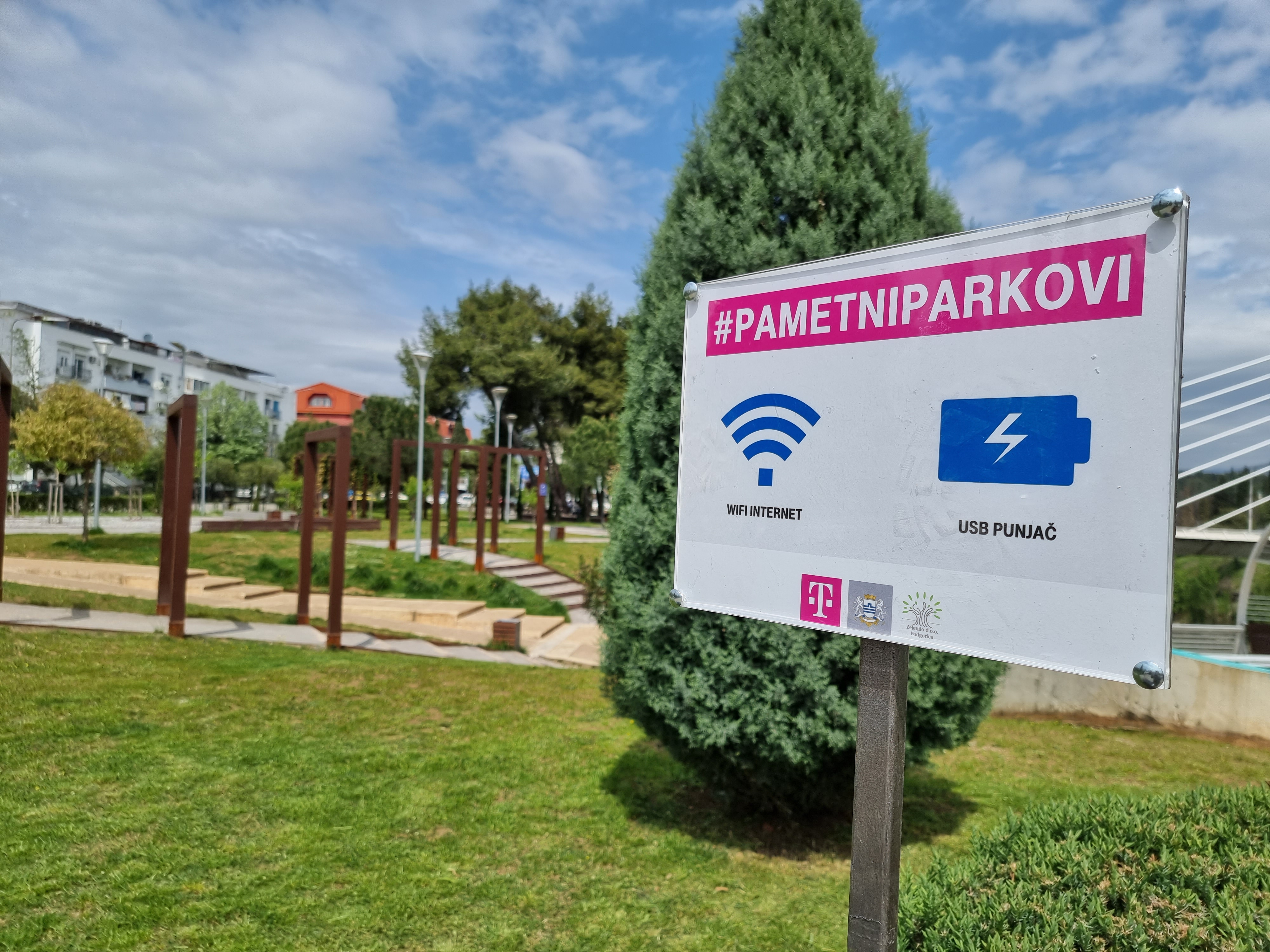 Pametne klupe postavljene u Podgoričkom parku i Centralnom parku na Pobrežju