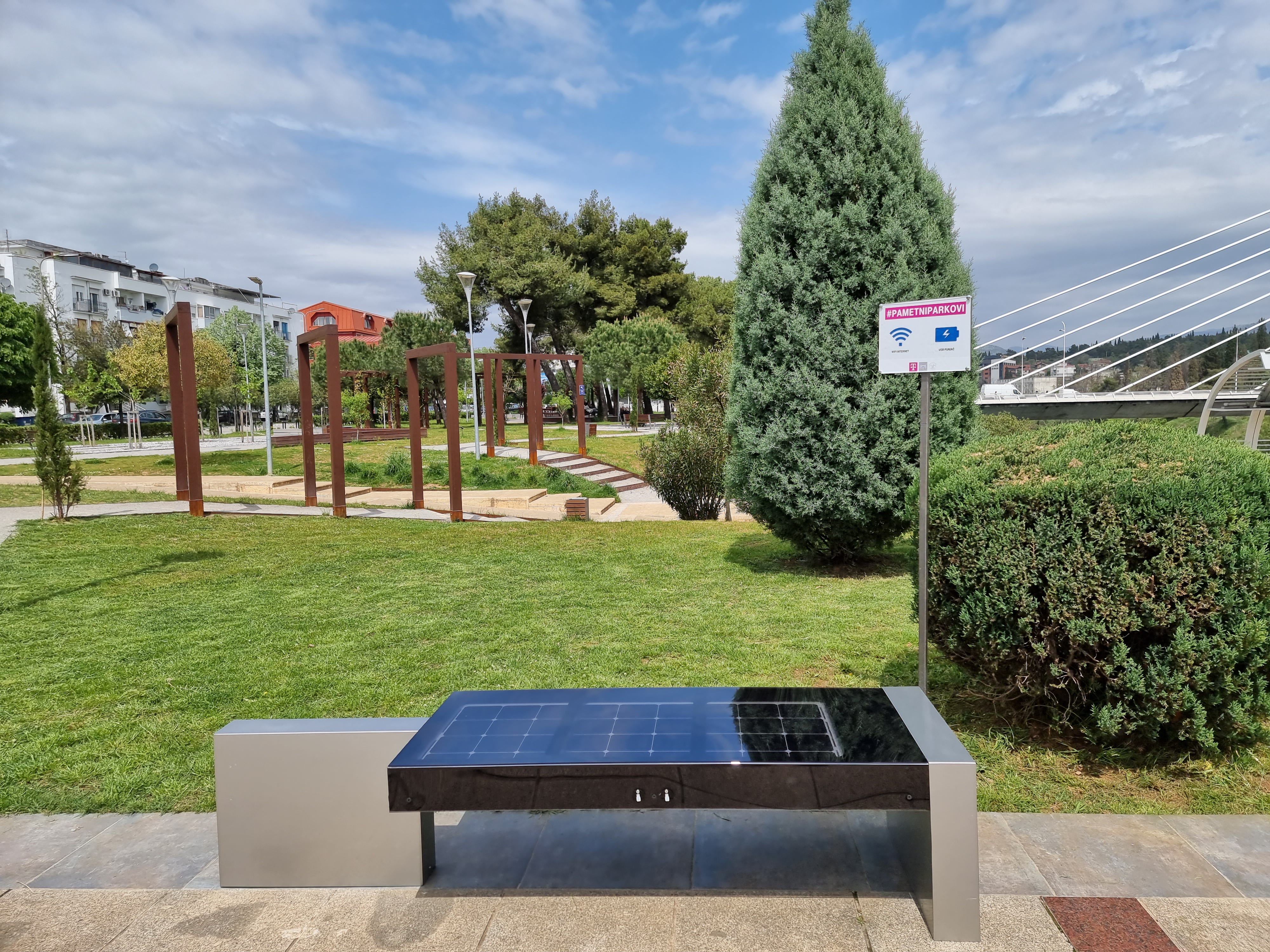 Pametne klupe postavljene u Podgoričkom parku i Centralnom parku na Pobrežju