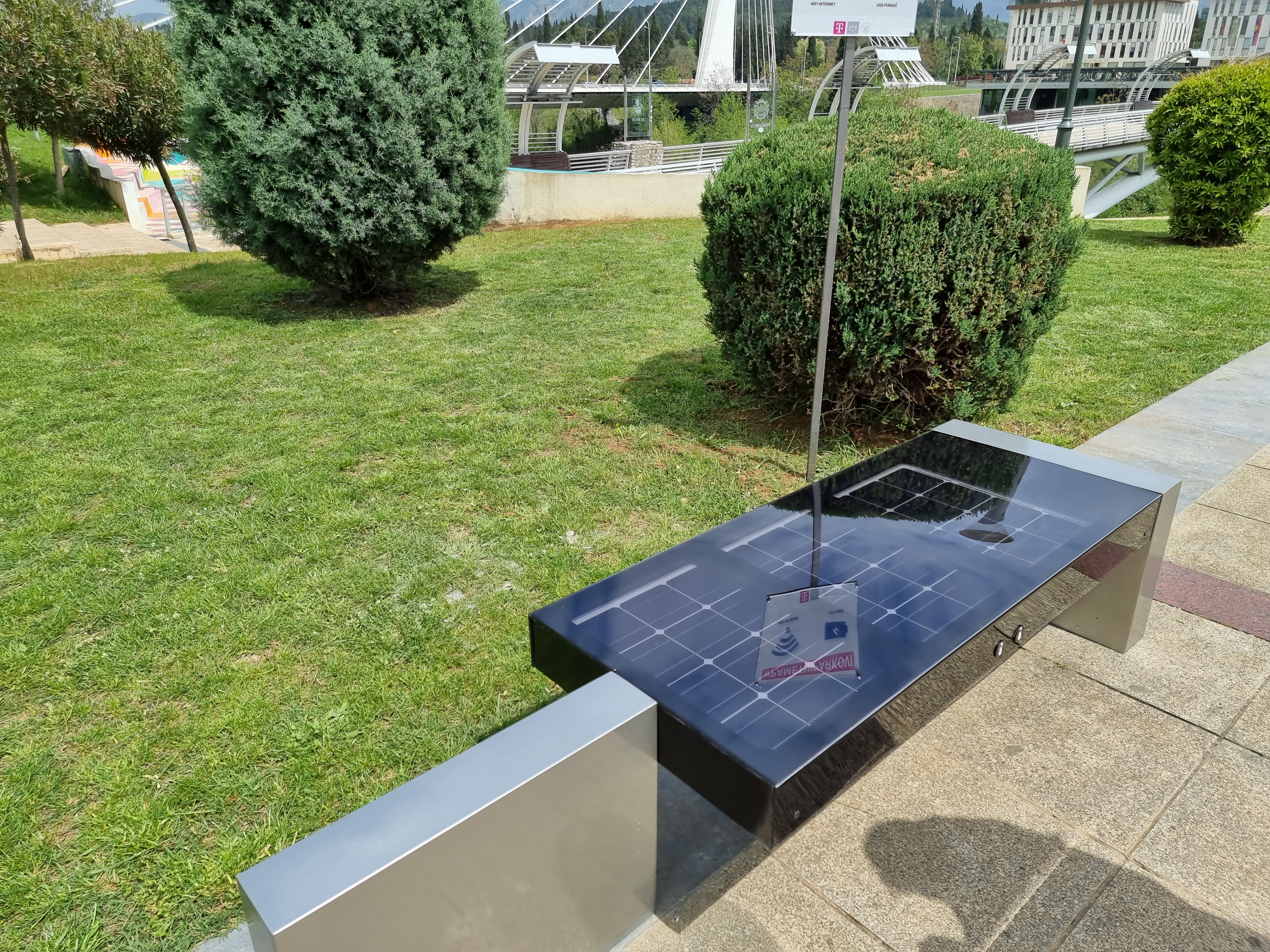 Pametne klupe postavljene u Podgoričkom parku i Centralnom parku na Pobrežju