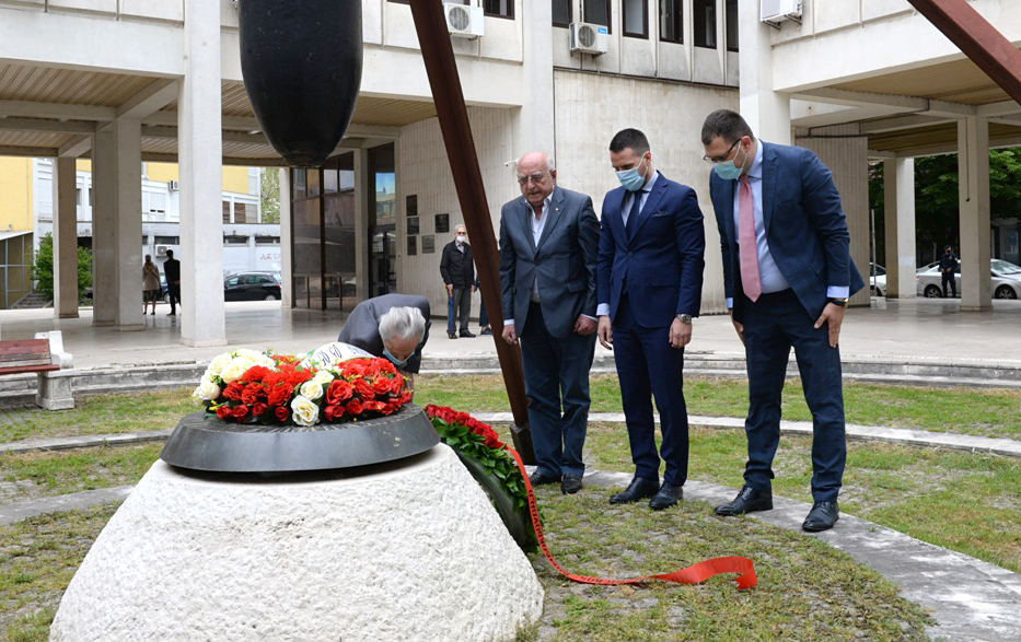 Predstavnici Glavnog grada i UBNOR-a Podgorice položili vijenac na spomenik žrtvama savezničkog bombardovanja