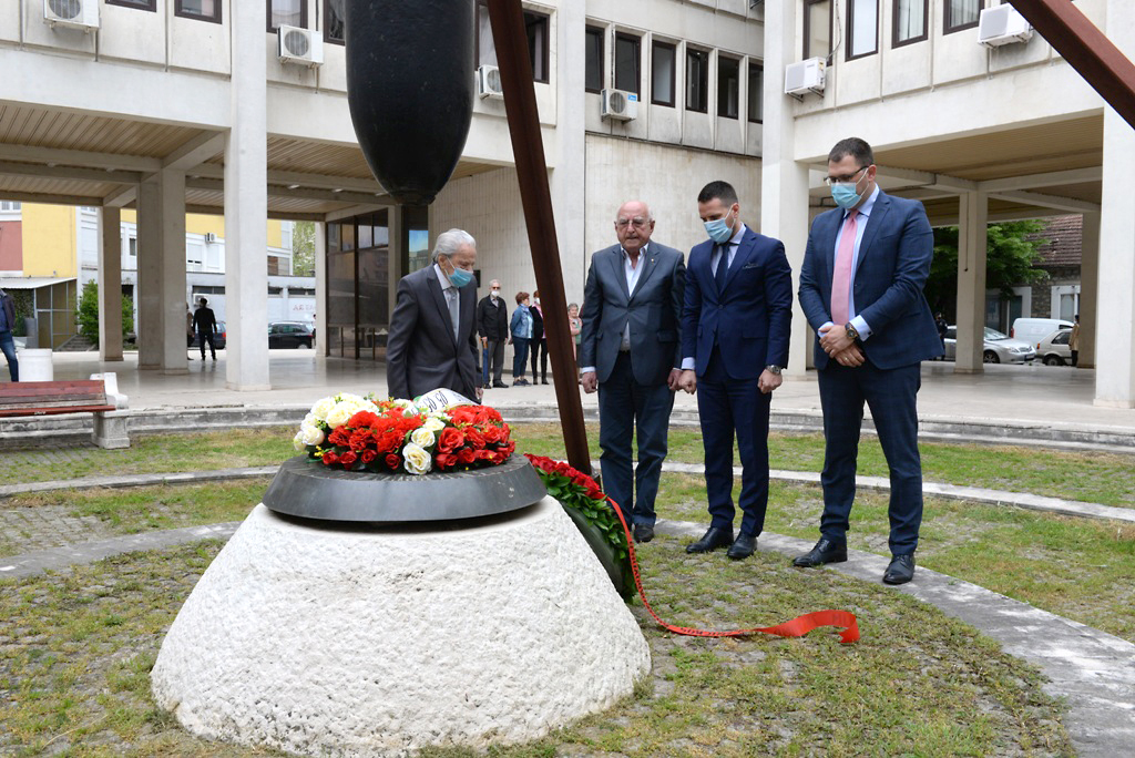 Predstavnici Glavnog grada i UBNOR-a Podgorice položili vijenac na spomenik žrtvama savezničkog bombardovanja