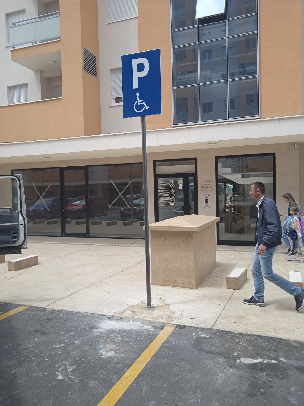 Počeli radovi na ugradnji vertikalne signalizacije za potrebe parking mjesta za osobe sa invaliditetom