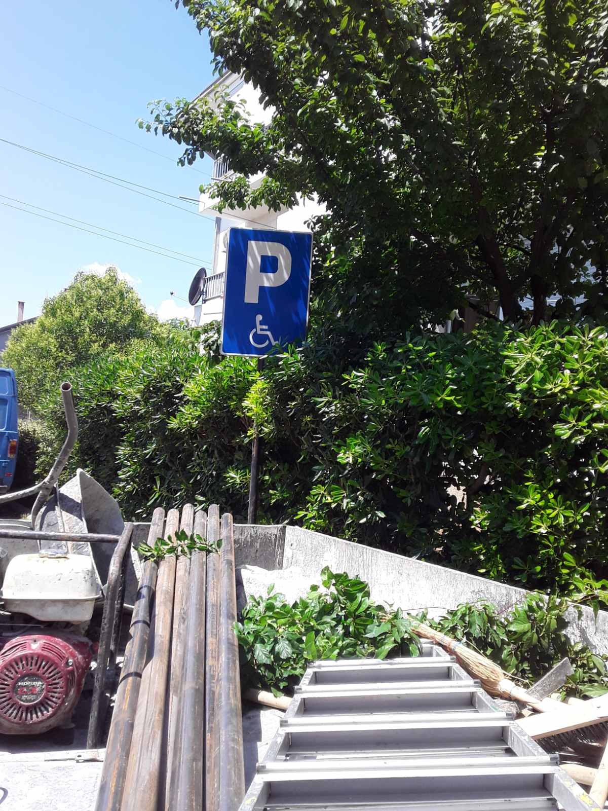 Počeli radovi na ugradnji vertikalne signalizacije za potrebe parking mjesta za osobe sa invaliditetom