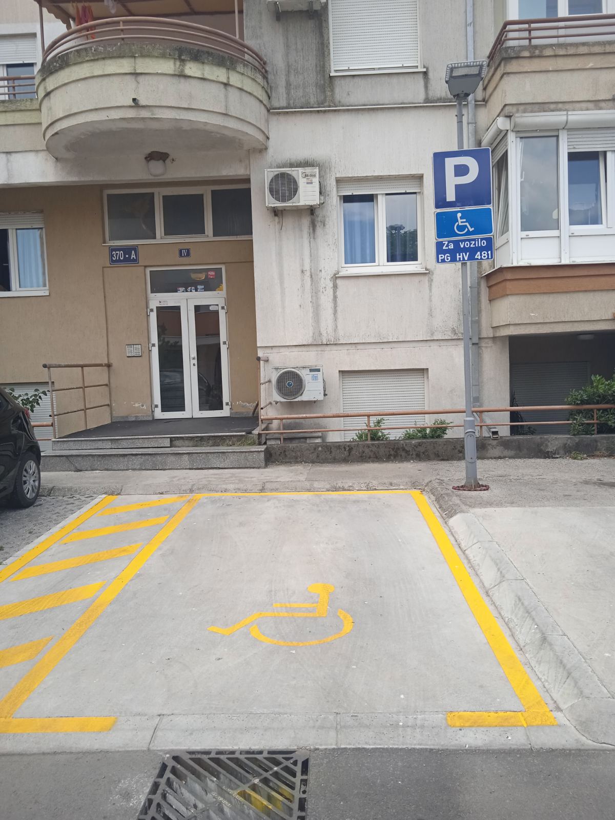 Počeli radovi na ugradnji vertikalne signalizacije za potrebe parking mjesta za osobe sa invaliditetom