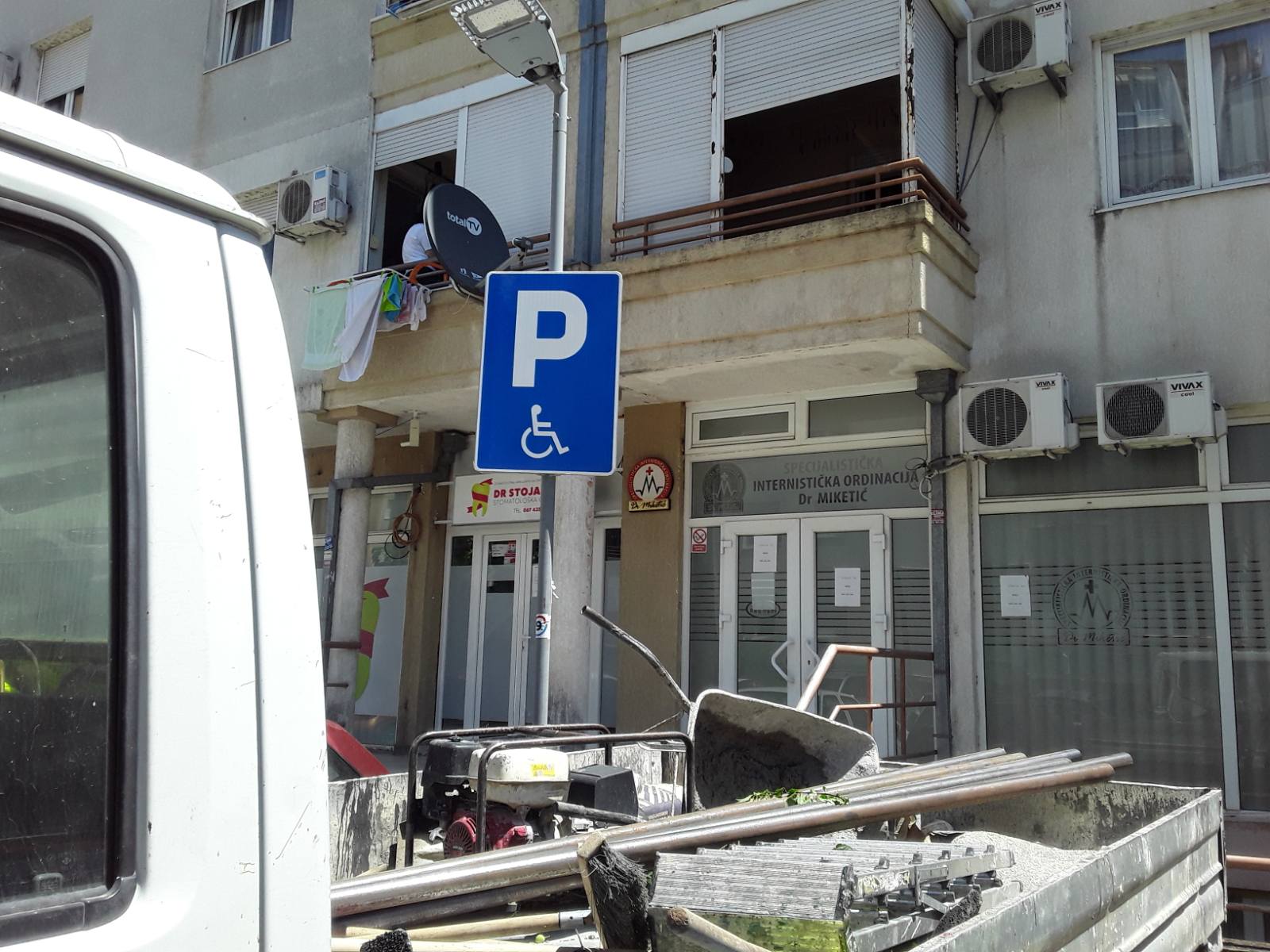 Počeli radovi na ugradnji vertikalne signalizacije za potrebe parking mjesta za osobe sa invaliditetom