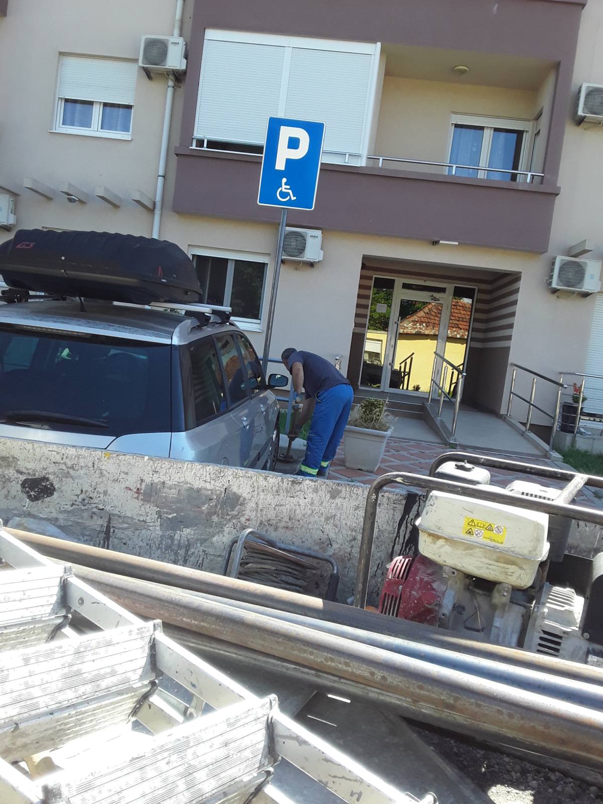 Počeli radovi na ugradnji vertikalne signalizacije za potrebe parking mjesta za osobe sa invaliditetom