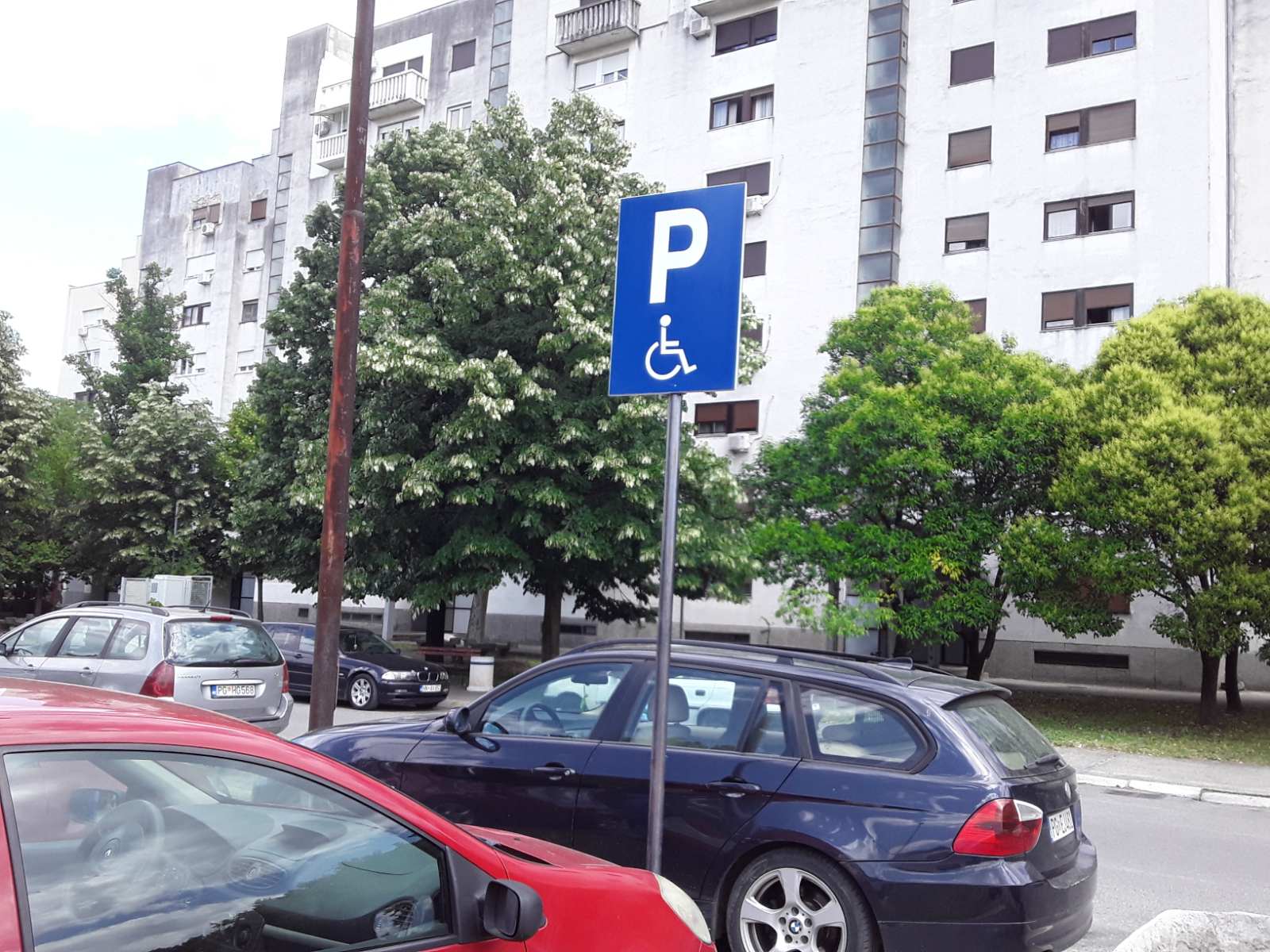 Počeli radovi na ugradnji vertikalne signalizacije za potrebe parking mjesta za osobe sa invaliditetom