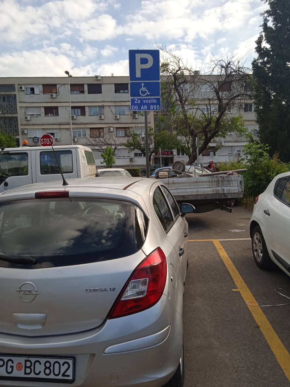 Počeli radovi na ugradnji vertikalne signalizacije za potrebe parking mjesta za osobe sa invaliditetom