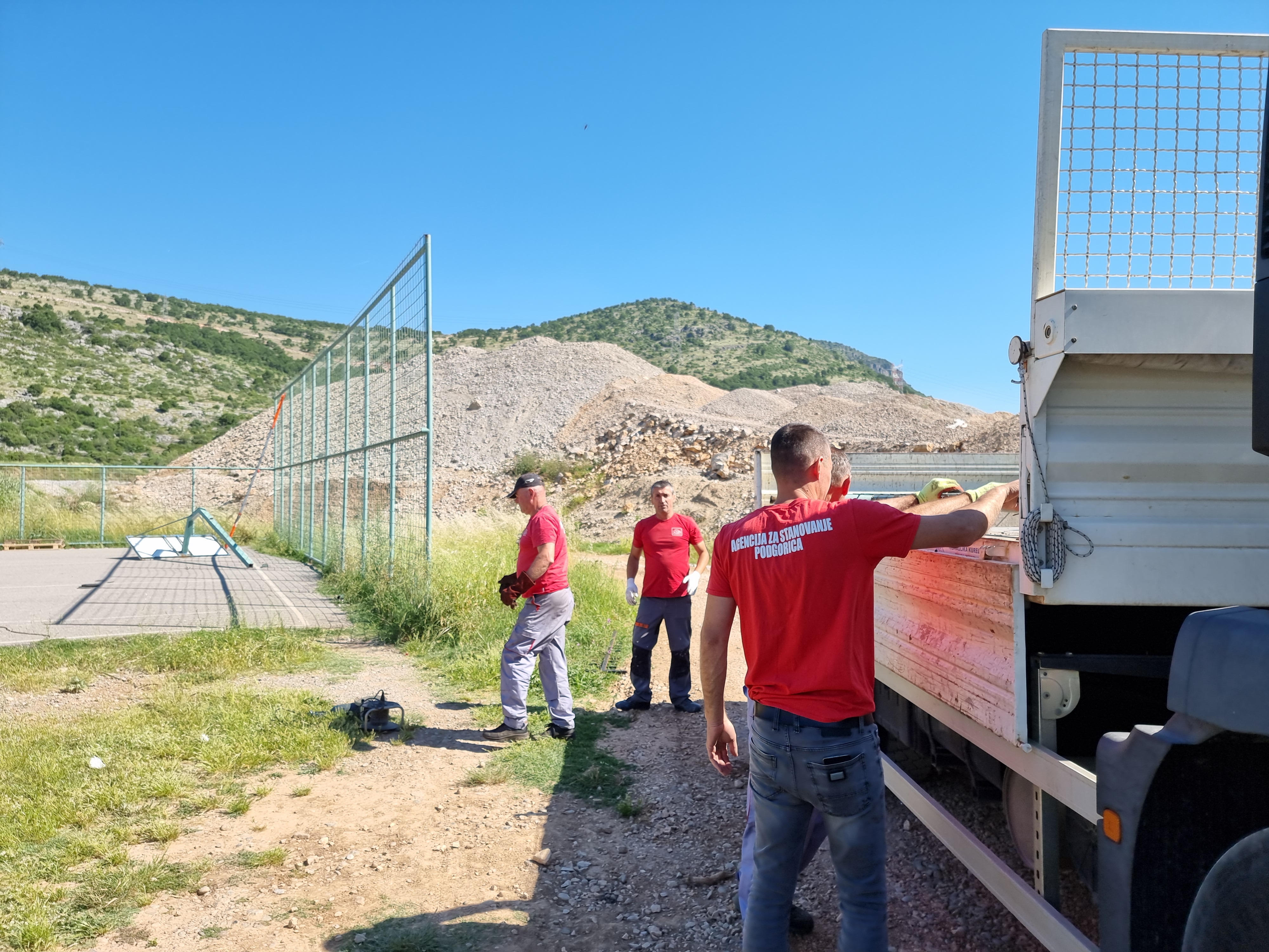 Glavni grad krenuo u rješavanje problema mještana Zlatice; Počeli radovi na sanaciji i uređenju deponije građevinskog materijala