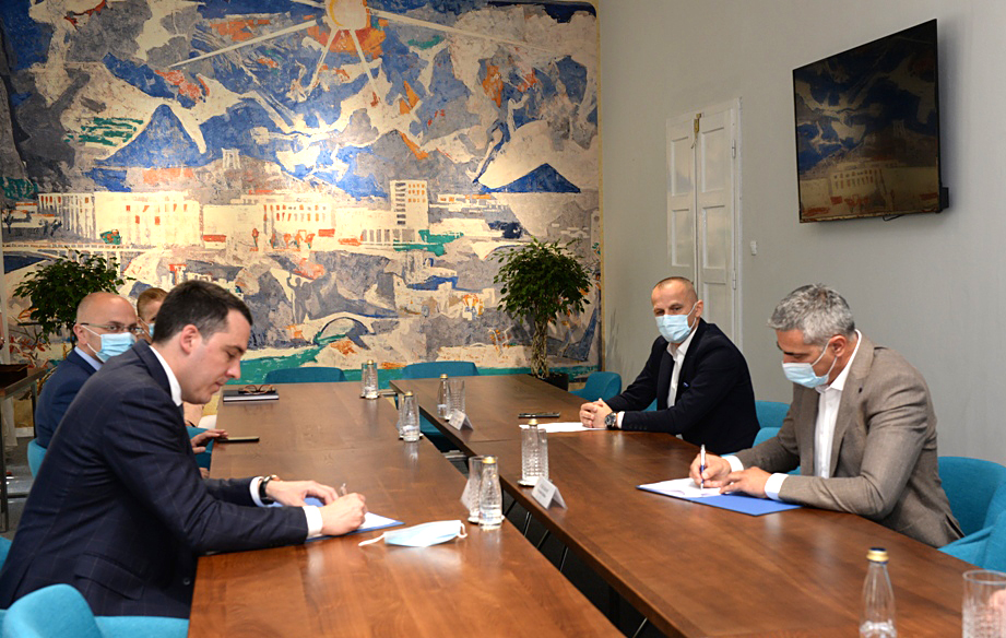 Potpisan kolektivni ugovor između Glavnog grada i Sindikalne organizacije; Stvorene pretpostavke za još bolje uslove rada zapošljenih i efikasnije funkcionisanje gradskog sindikata