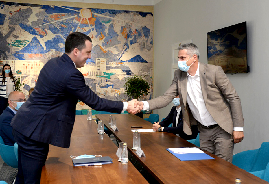 Potpisan kolektivni ugovor između Glavnog grada i Sindikalne organizacije; Stvorene pretpostavke za još bolje uslove rada zapošljenih i efikasnije funkcionisanje gradskog sindikata