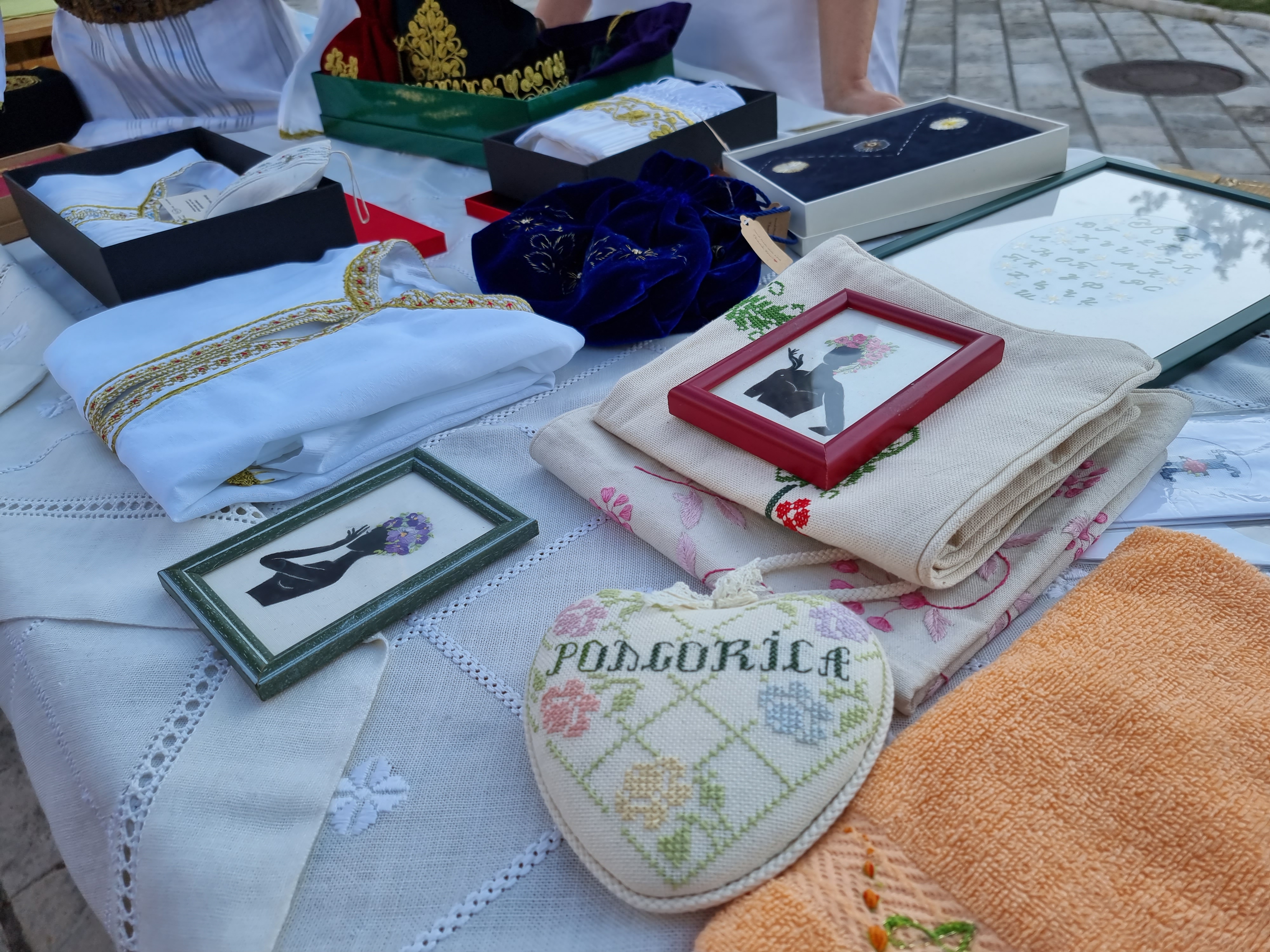 Počele "Ženske priče"; Podgoričke preduzetnice predstavljaju svoje proizvode