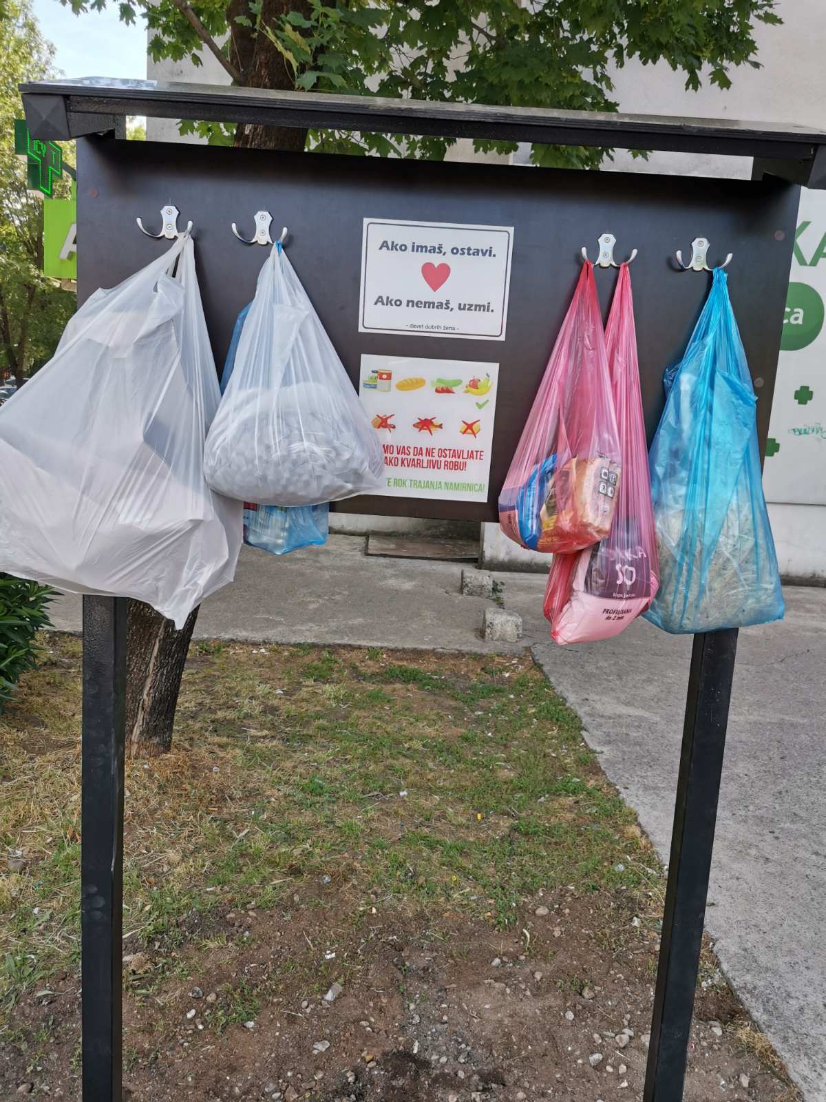 Postavljene table solidarnosti na više lokacija u Podgorici