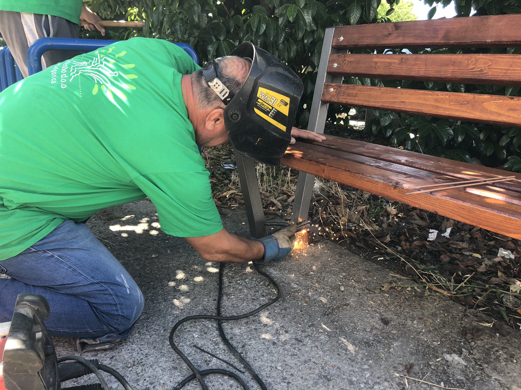 Gradsko Zelenilo postavlja klupe ispred objekata JZU Dom zdravlja