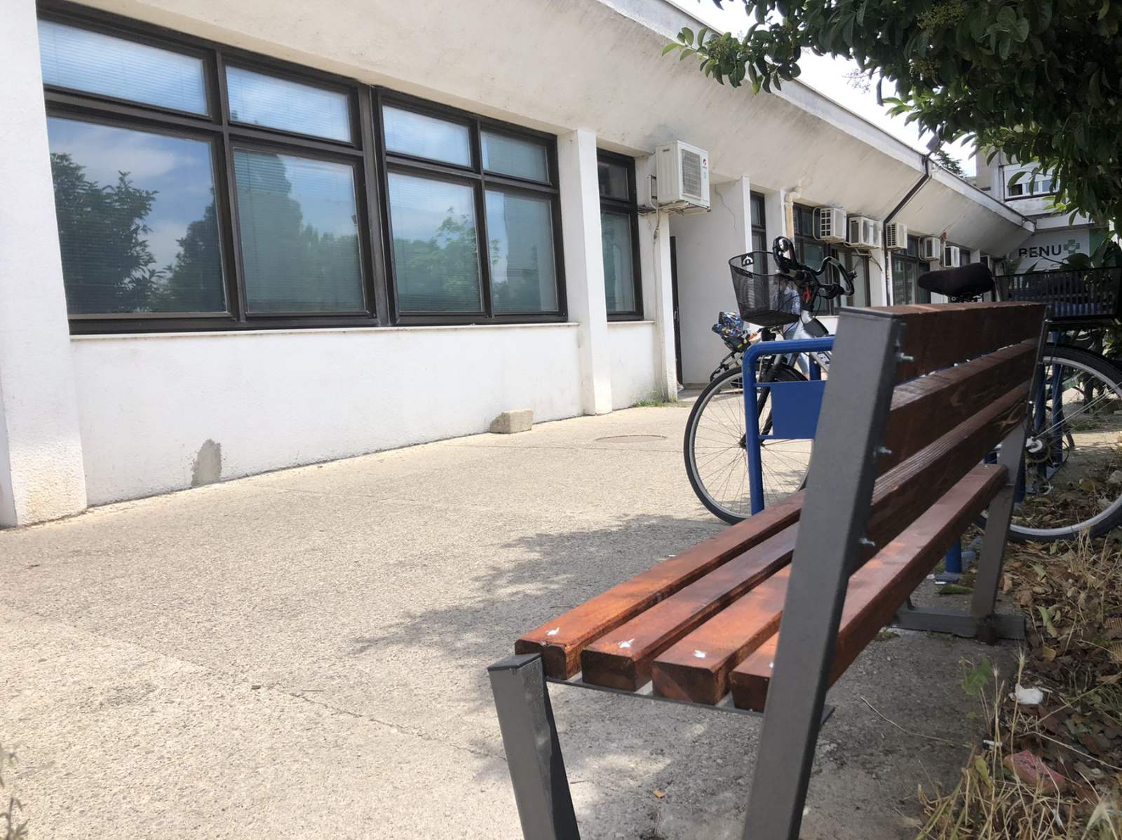 Gradsko Zelenilo postavlja klupe ispred objekata JZU Dom zdravlja