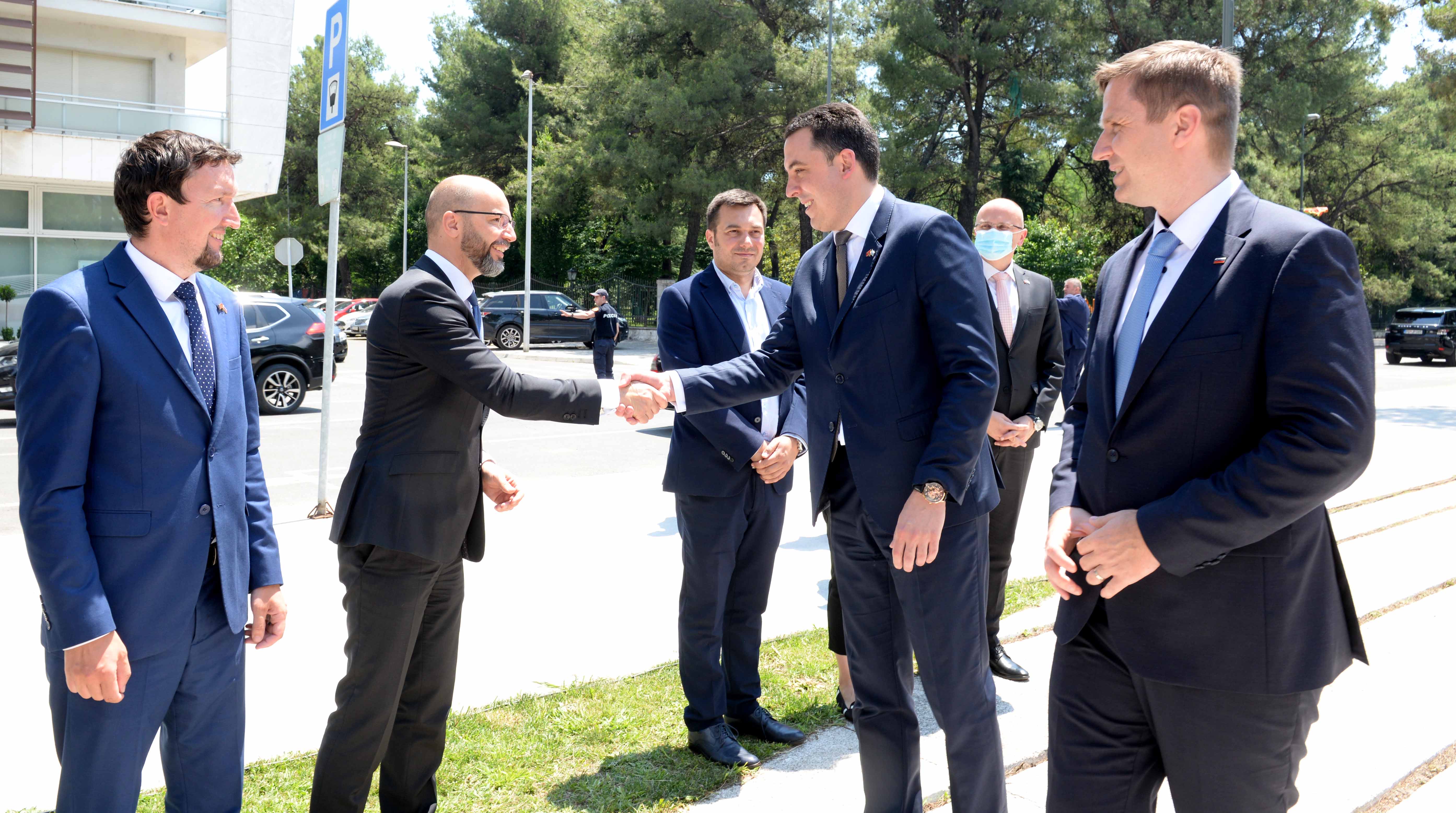 Delegacije Glavnog grada i Republike Slovenije položile vijenac na spomenik Francu Prešernu