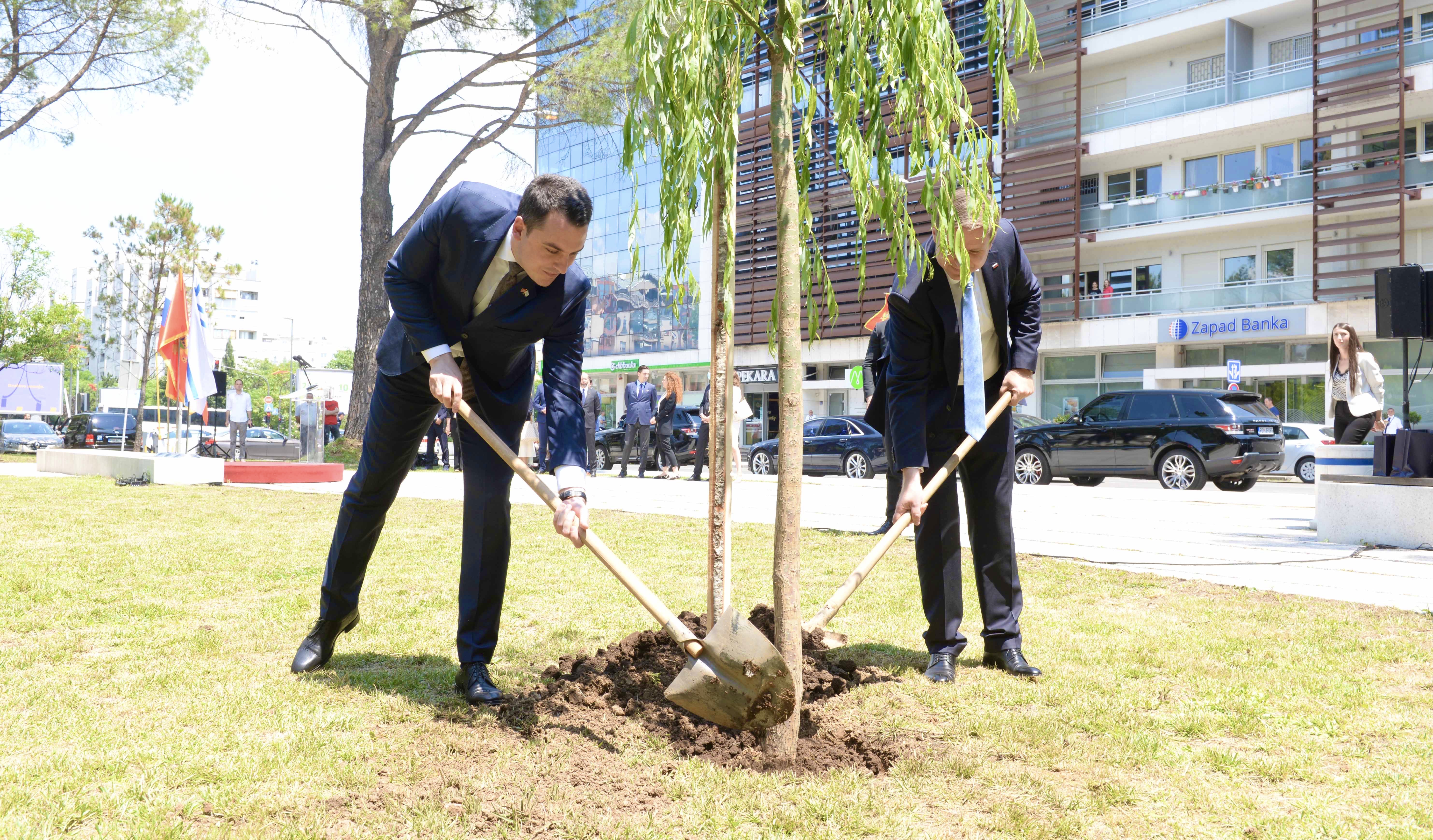 Delegacije Glavnog grada i Republike Slovenije položile vijenac na spomenik Francu Prešernu