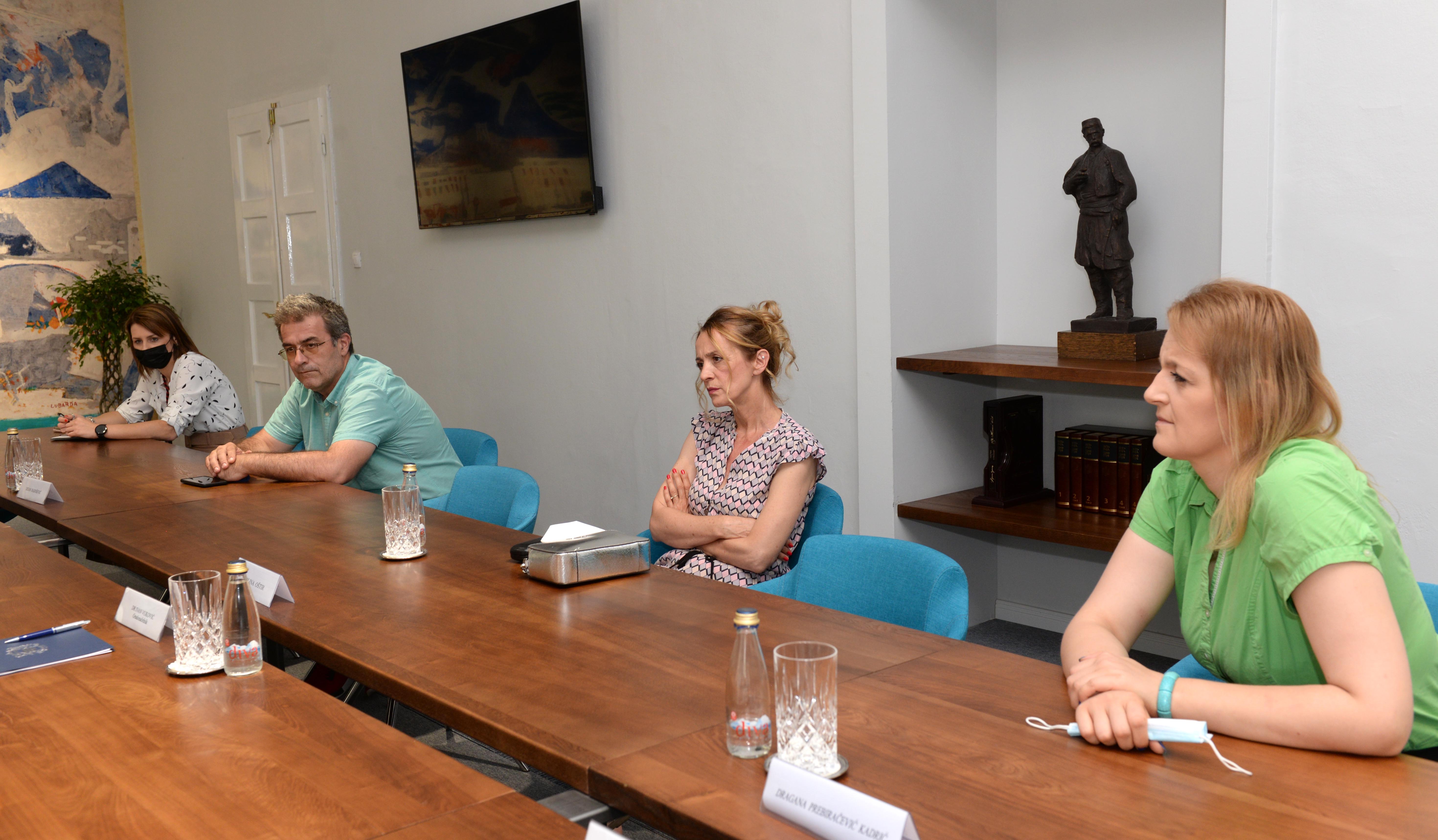 Gradonačelnik sa predstavnicima Savjeta roditelja JU OŠ "Vladimir Nazor"; Vuković: Iako Glavni grad formalno nije nadležan, spremni smo da pomognemo