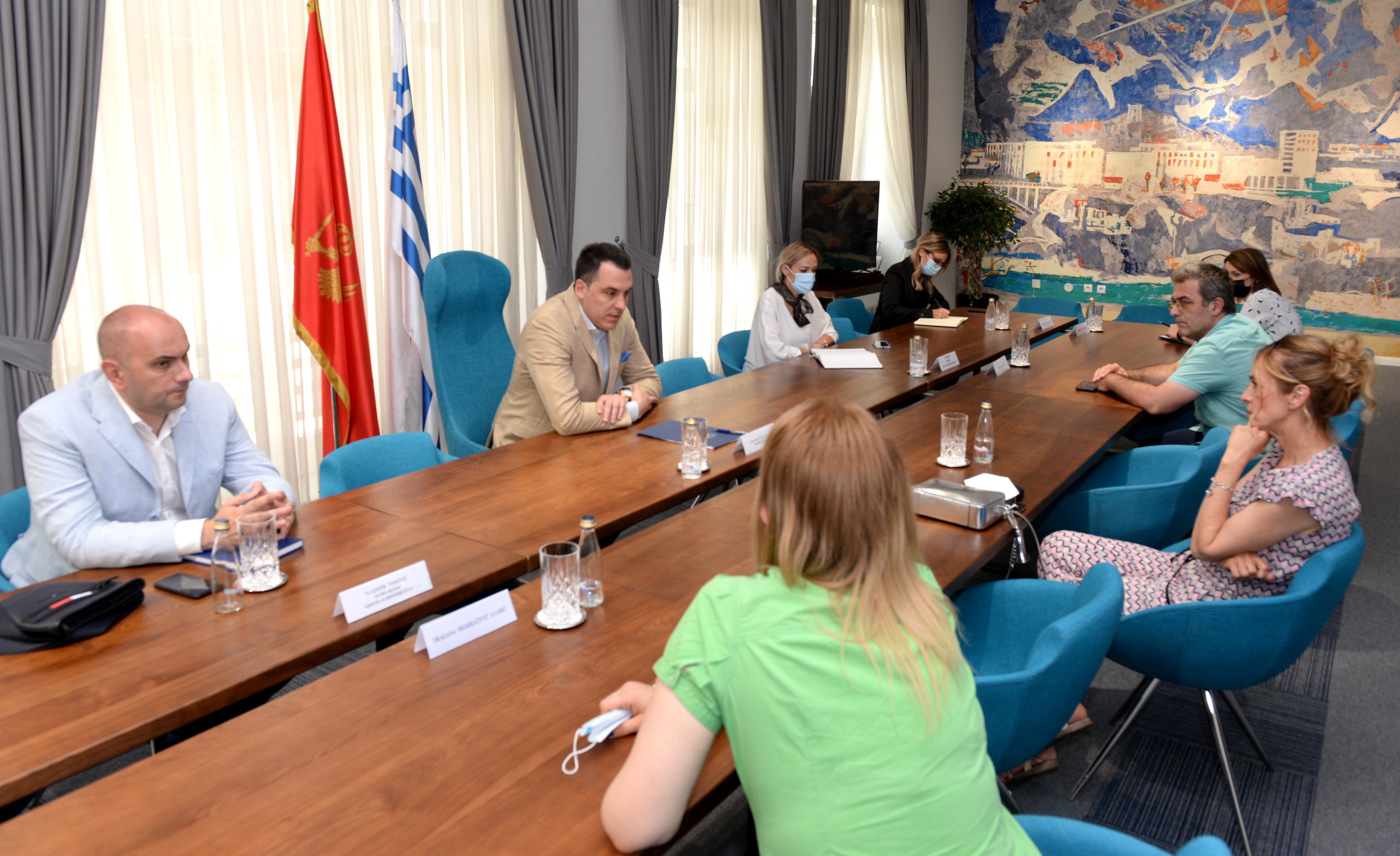 Gradonačelnik sa predstavnicima Savjeta roditelja JU OŠ "Vladimir Nazor"; Vuković: Iako Glavni grad formalno nije nadležan, spremni smo da pomognemo