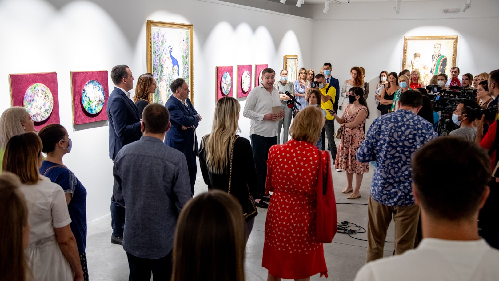 Otvorena izložba „Divinske promenade“ akademskog slikara Srđana Vukčevića