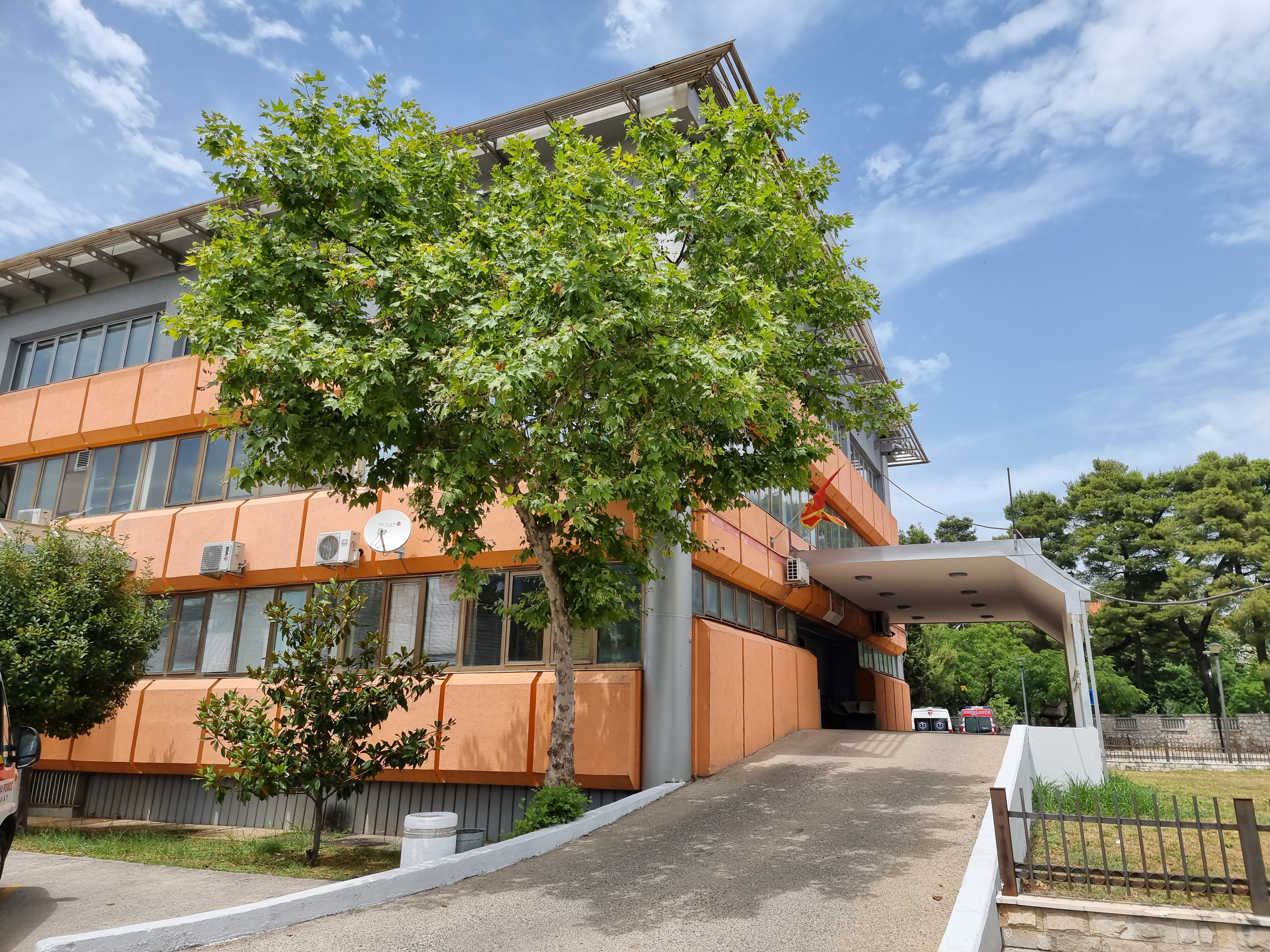 Glavni grad uredio nadstrešnicu objekta Zavoda za hitnu medicinsku pomoć; Opšti društveni interes na prvom mjestu