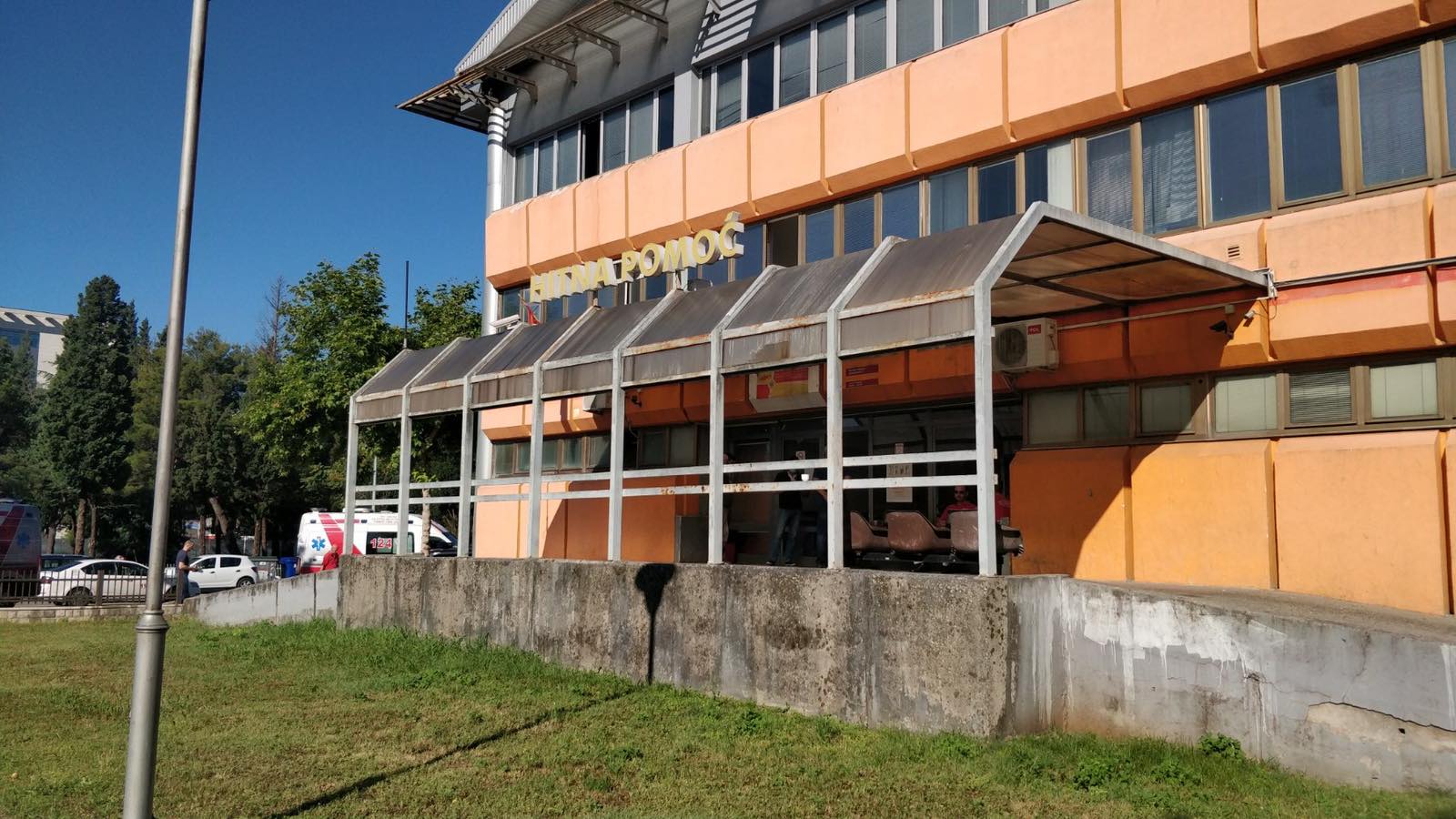 Glavni grad uredio nadstrešnicu objekta Zavoda za hitnu medicinsku pomoć; Opšti društveni interes na prvom mjestu