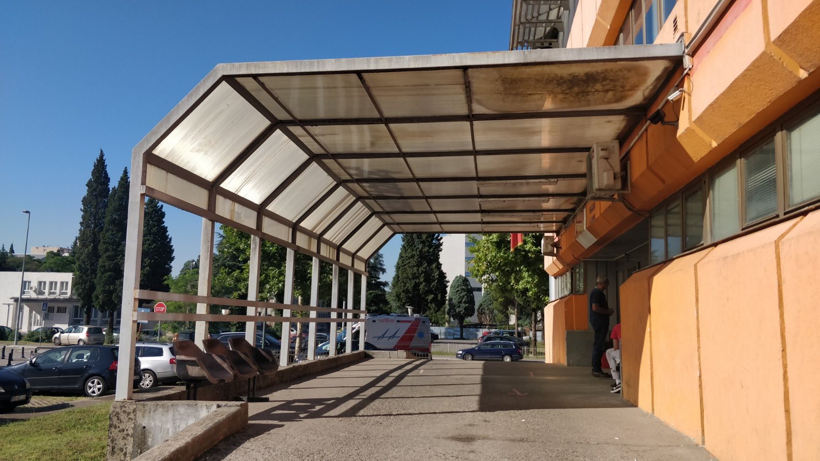 Glavni grad uredio nadstrešnicu objekta Zavoda za hitnu medicinsku pomoć; Opšti društveni interes na prvom mjestu