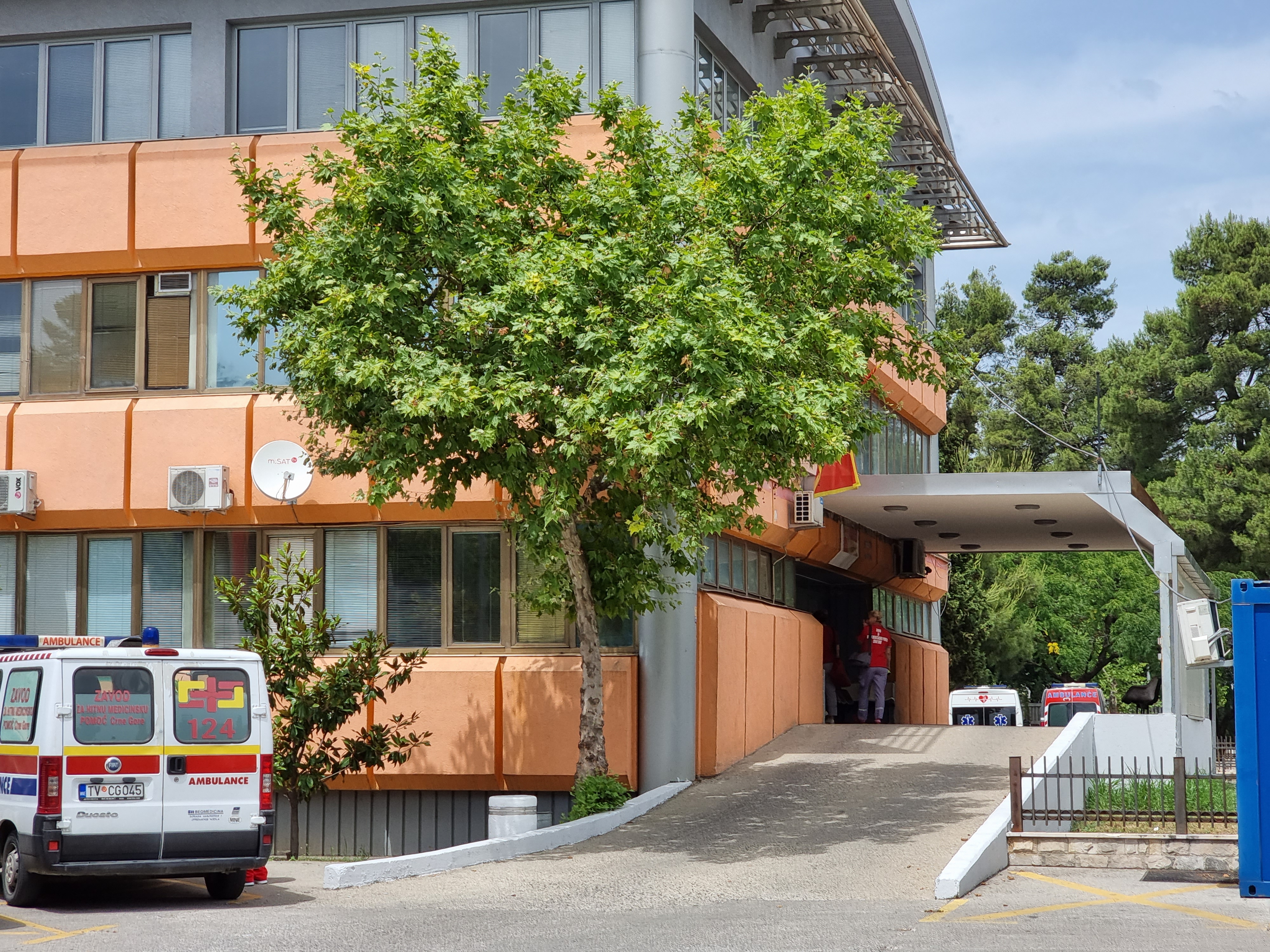 Glavni grad uredio nadstrešnicu objekta Zavoda za hitnu medicinsku pomoć; Opšti društveni interes na prvom mjestu