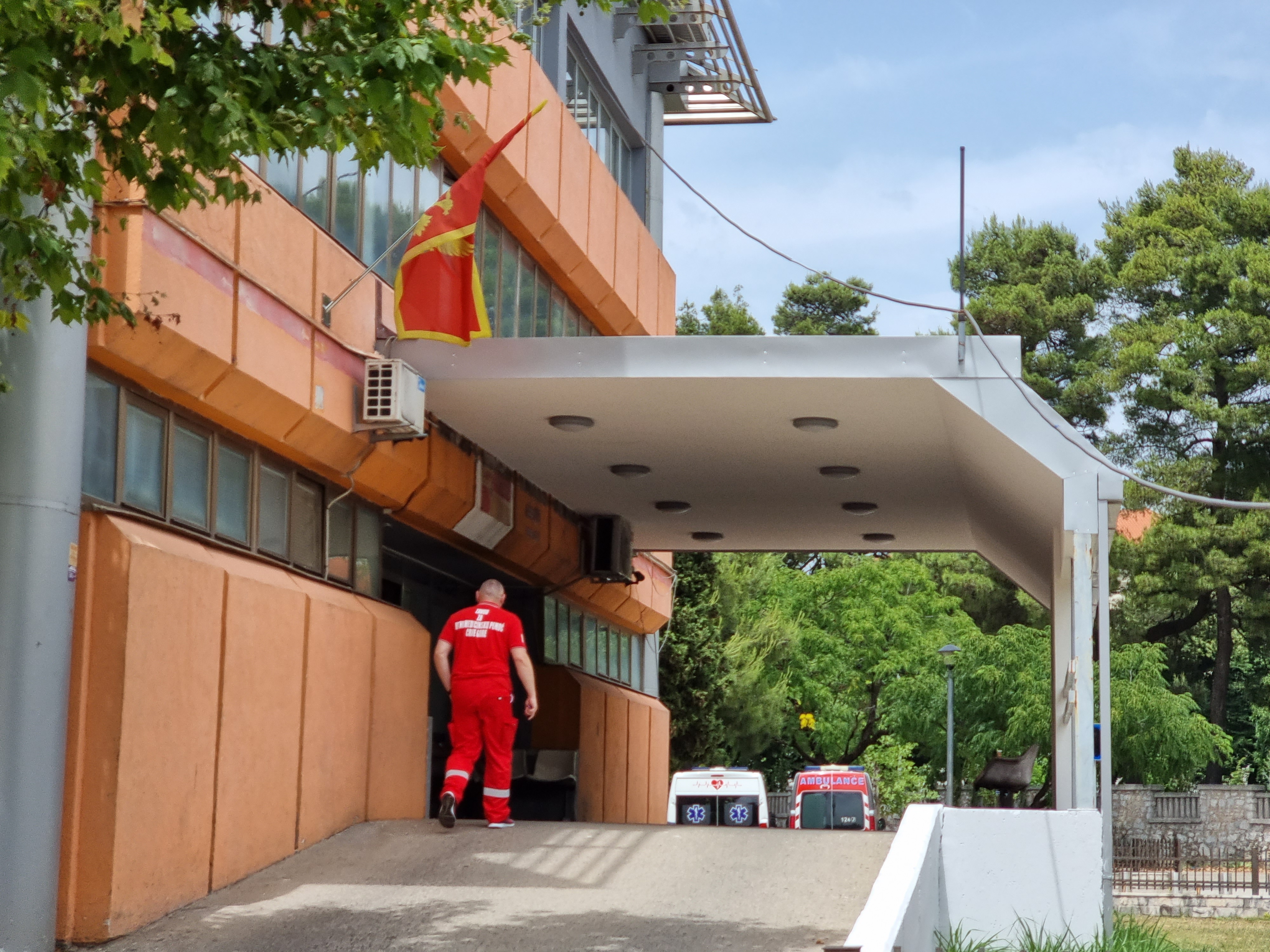 Glavni grad uredio nadstrešnicu objekta Zavoda za hitnu medicinsku pomoć; Opšti društveni interes na prvom mjestu