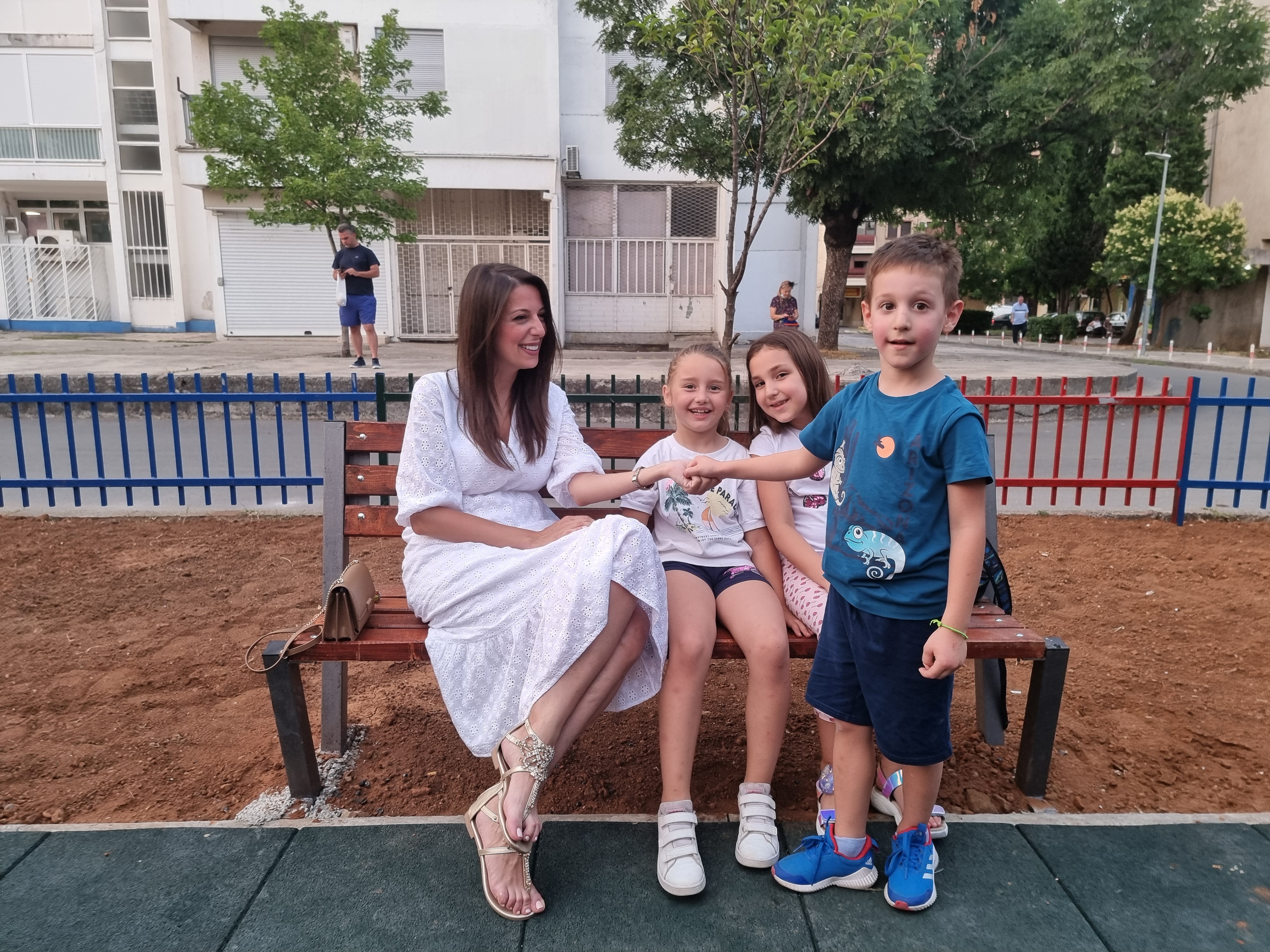 Podgorica dobila još jedno dječije igralište; Novi sadržaji za mališane iza zgrade "Pejton"