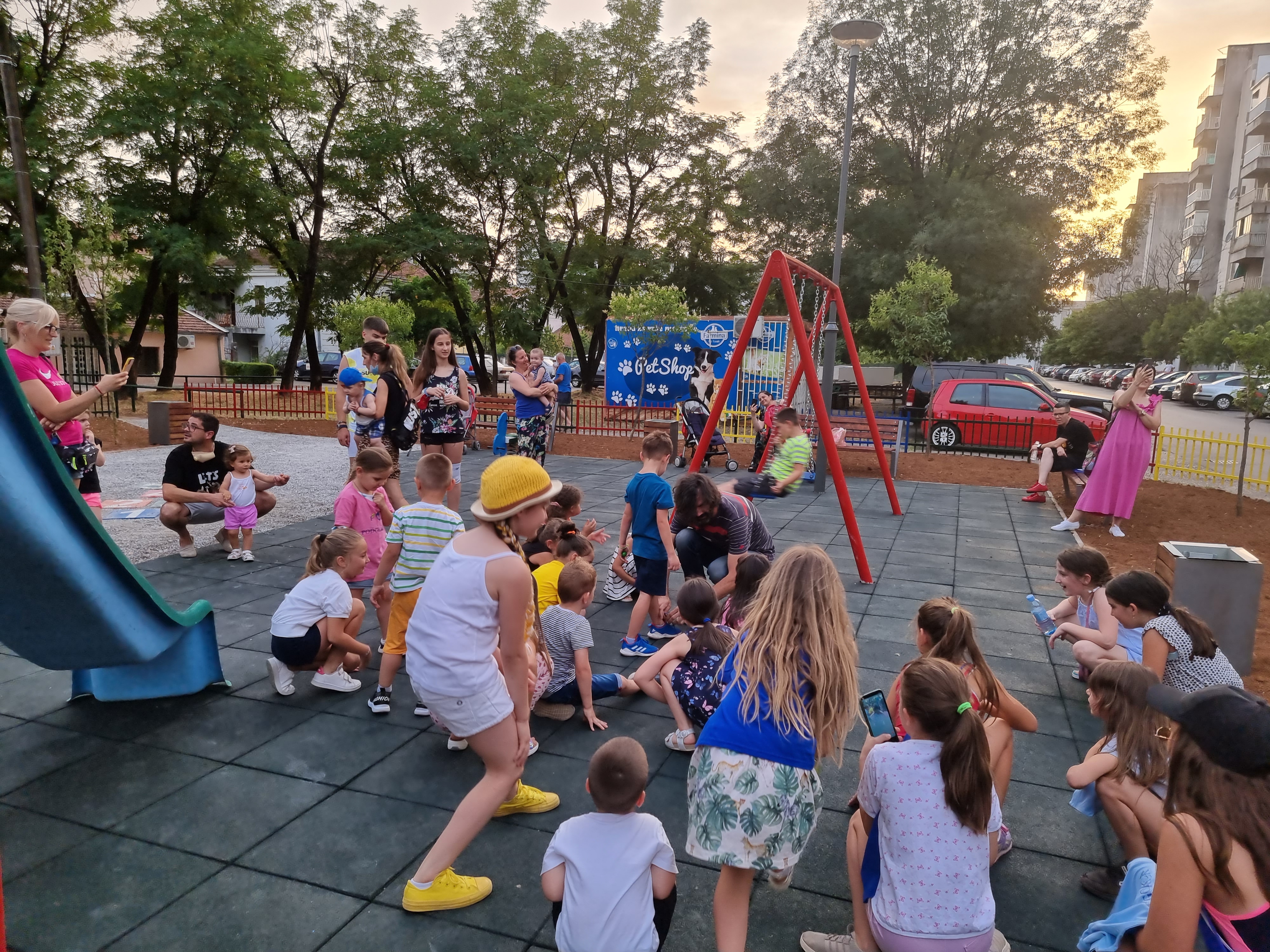 Podgorica dobila još jedno dječije igralište; Novi sadržaji za mališane iza zgrade "Pejton"