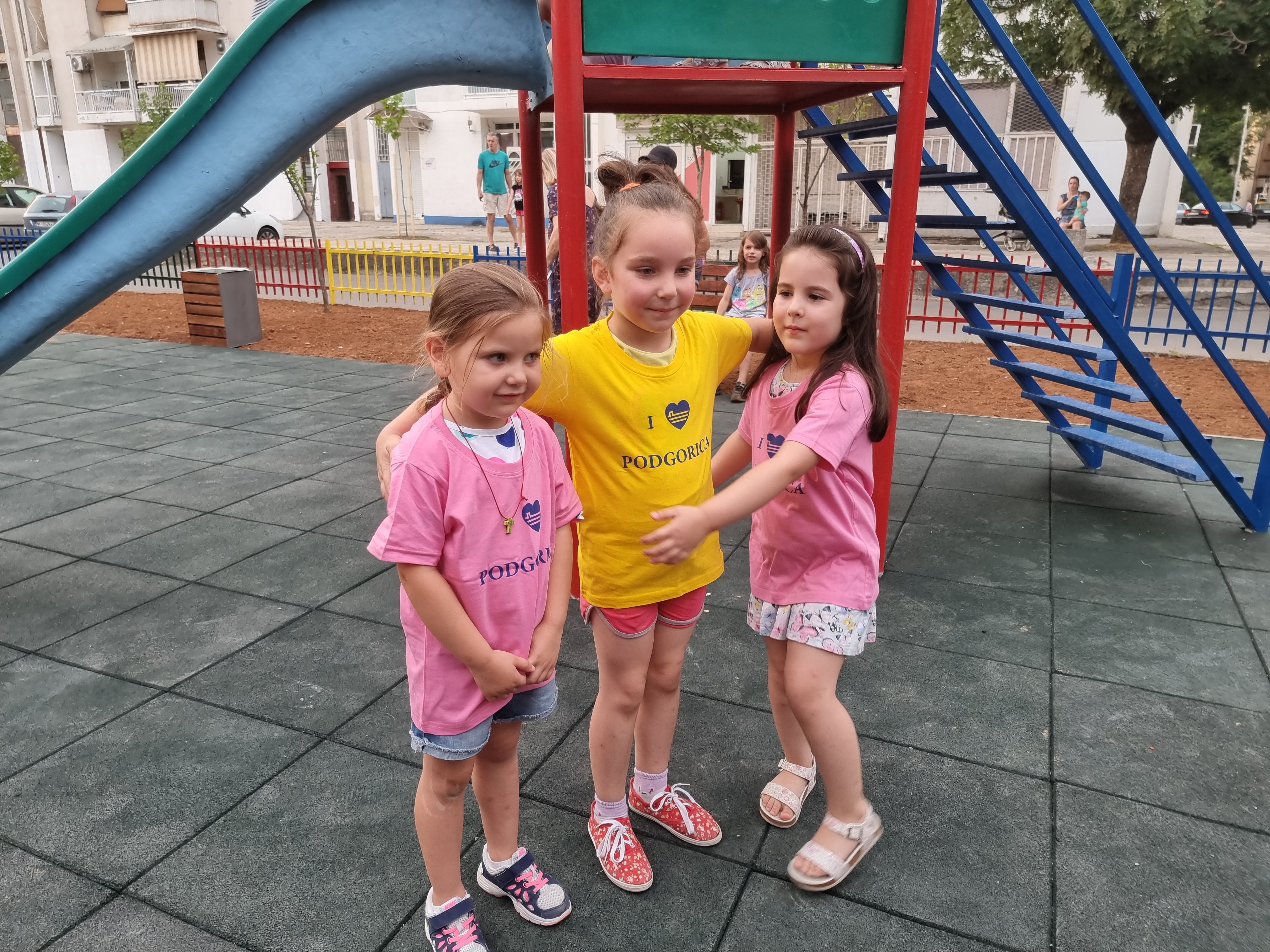 Podgorica dobila još jedno dječije igralište; Novi sadržaji za mališane iza zgrade "Pejton"