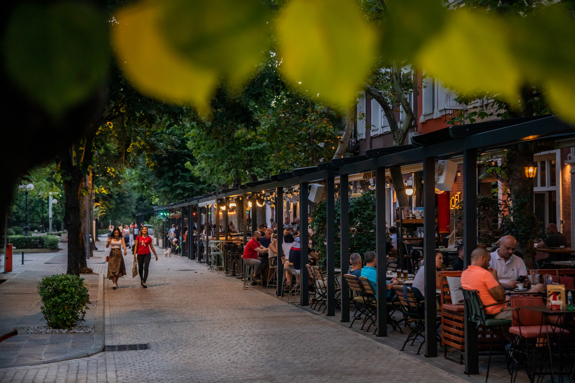 Uvođenjem zone usporenog saobraćaja do stvaranja pješačke zone u užem centru grada