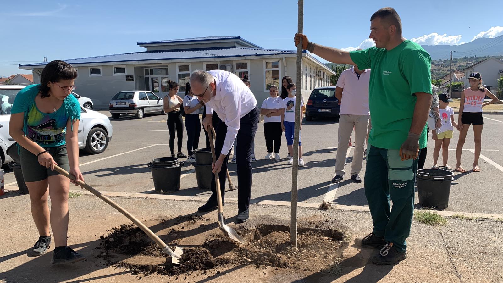 Plato ispred Narodne kuhinje oplemenjen novim sadnicama