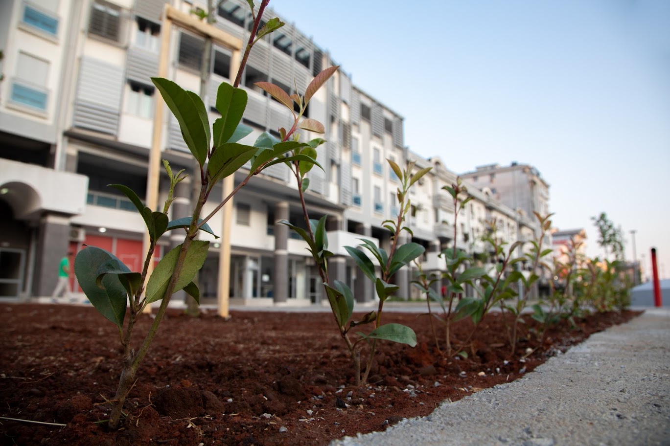 Završeni radovi na uređenju platoa kod hrama: Od neuređene površine do multifinkcionalnog prostora za građane