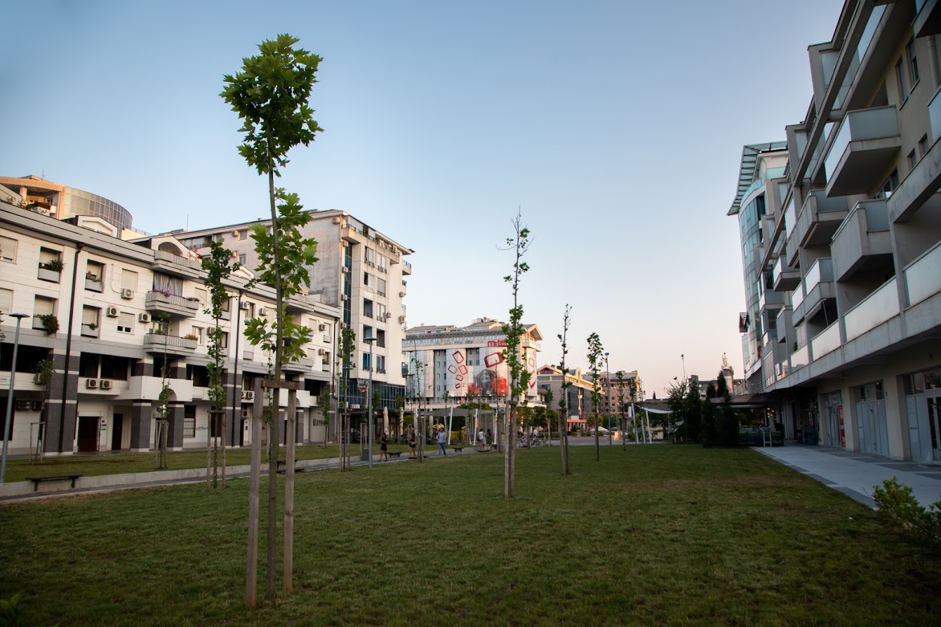 Završeni radovi na uređenju platoa kod hrama: Od neuređene površine do multifinkcionalnog prostora za građane