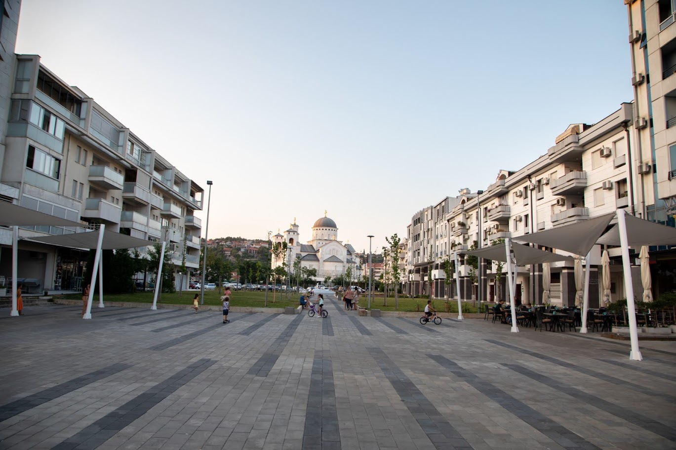 Završeni radovi na uređenju platoa kod hrama: Od neuređene površine do multifinkcionalnog prostora za građane