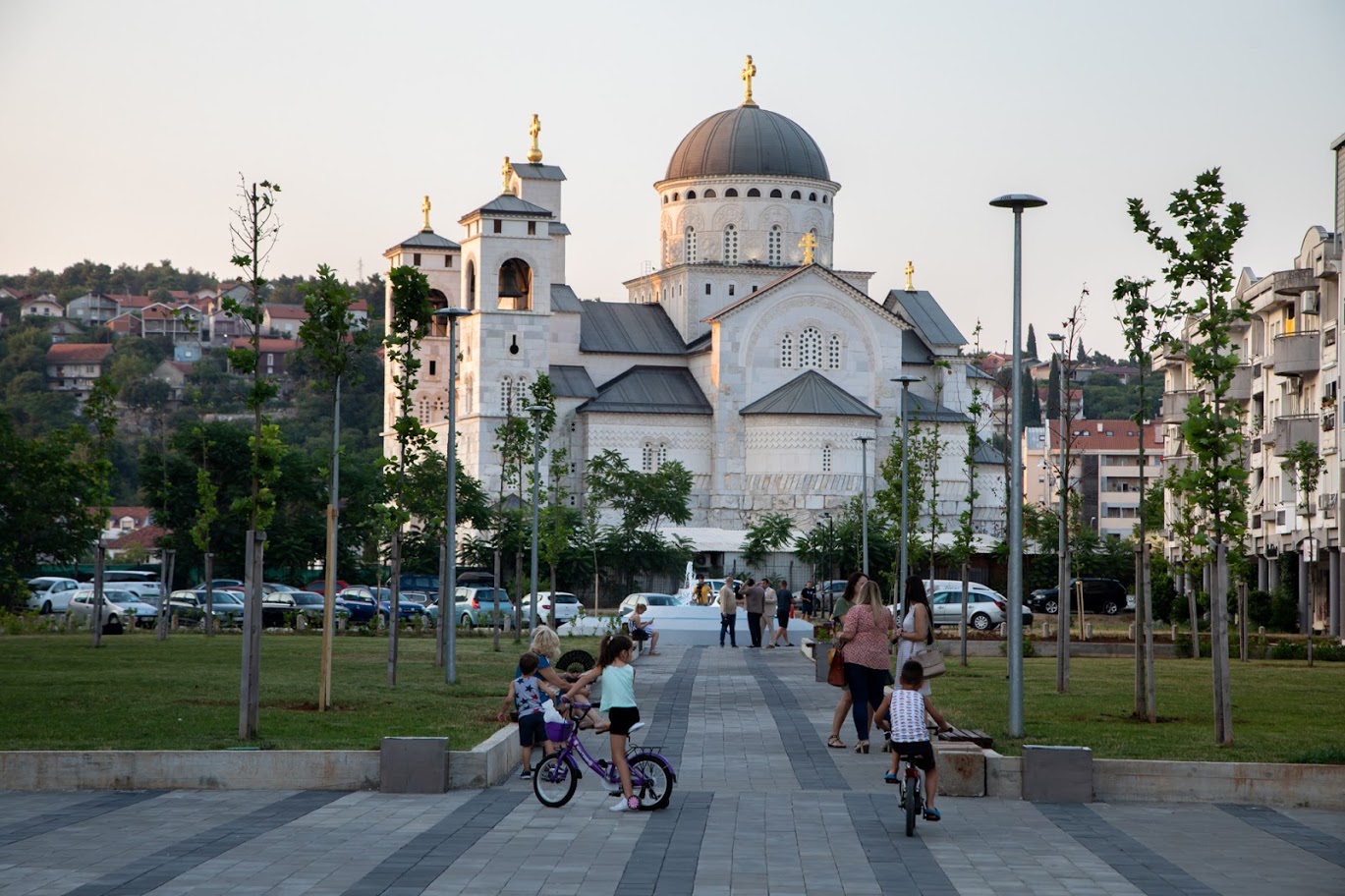 Završeni radovi na uređenju platoa kod hrama: Od neuređene površine do multifinkcionalnog prostora za građane