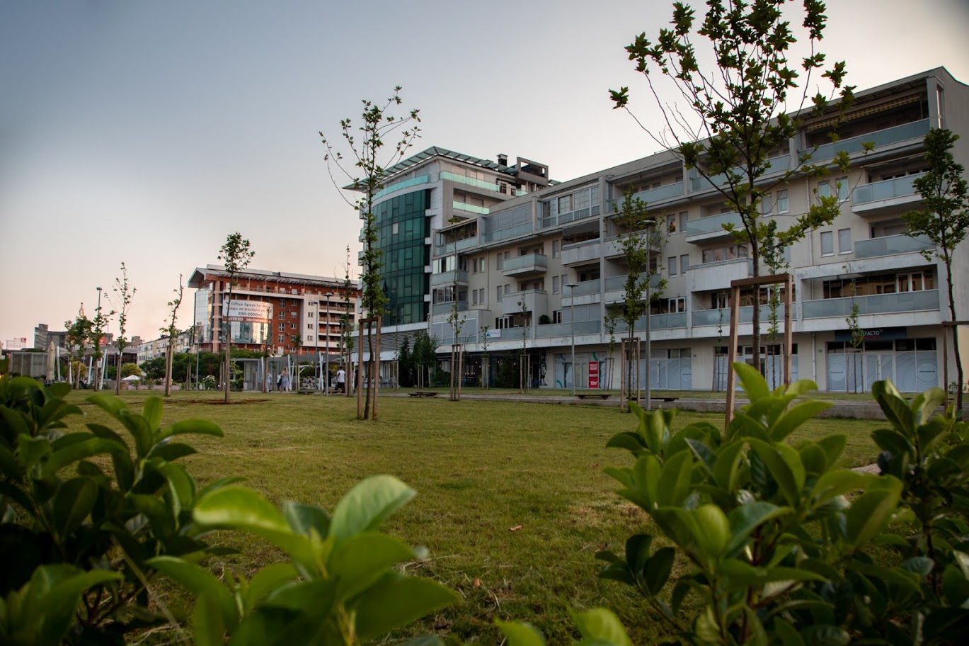 Završeni radovi na uređenju platoa kod hrama: Od neuređene površine do multifinkcionalnog prostora za građane