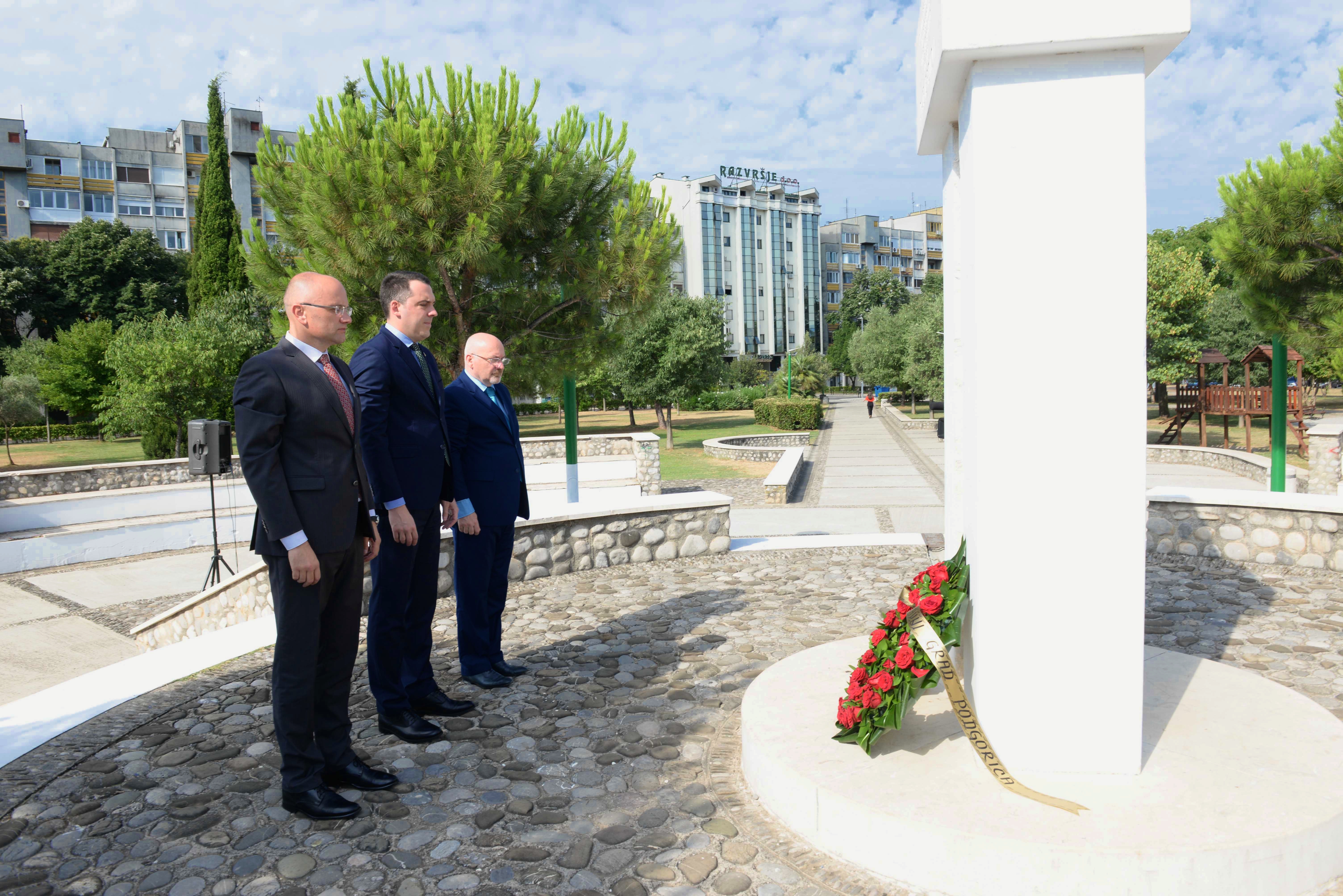 Delegacija Glavnog grada položila vijenac na spomenik posvećen civilnim žrtvama ratova u bivšoj Jugoslaviji