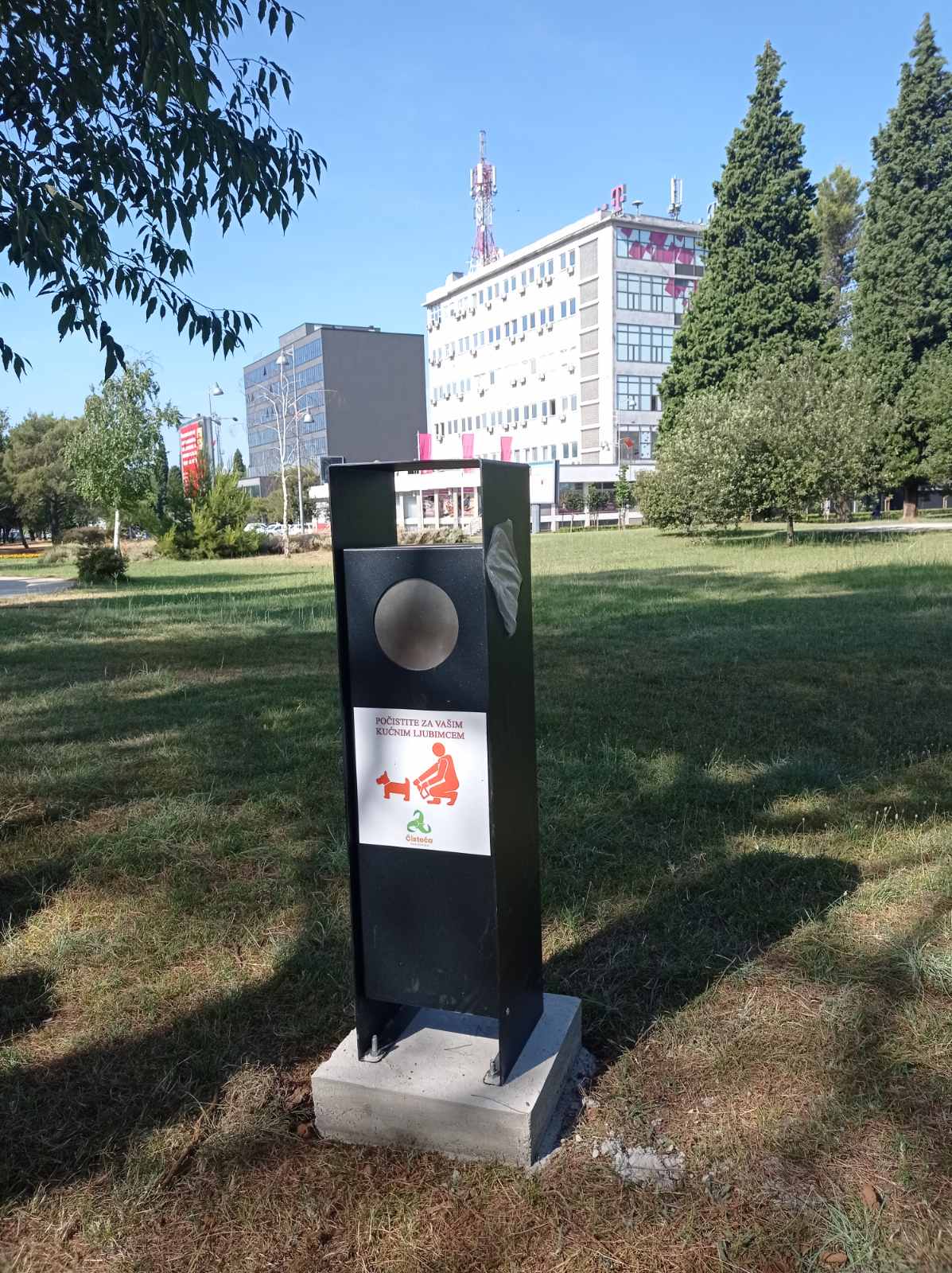 Čistoća nastavlja da unapređuje upravljanje otpadom; Nove korpe postavljene na više lokacija u Podgorici