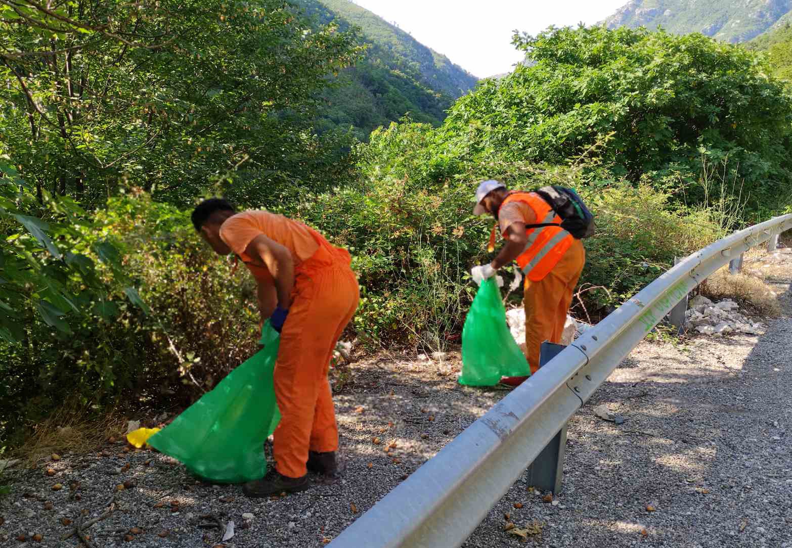 Intenzivirani radovi na čišćenju pojasa uz magistralne puteve