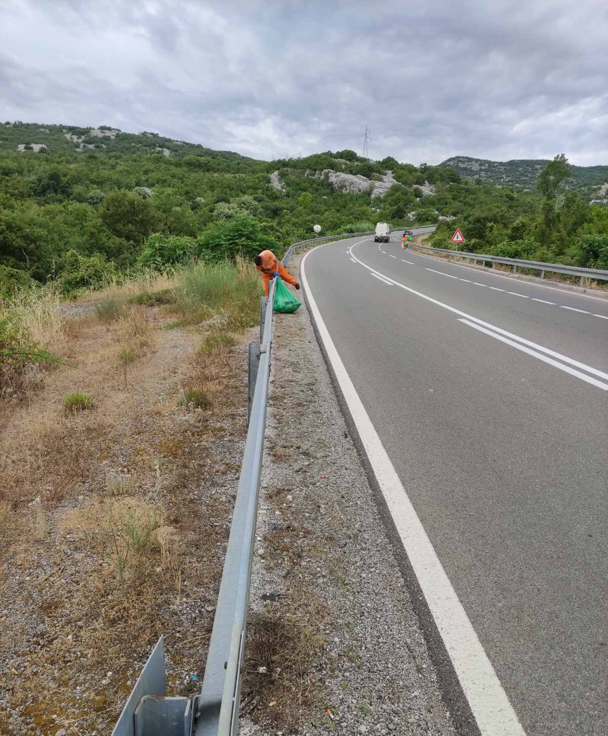 Intenzivirani radovi na čišćenju pojasa uz magistralne puteve