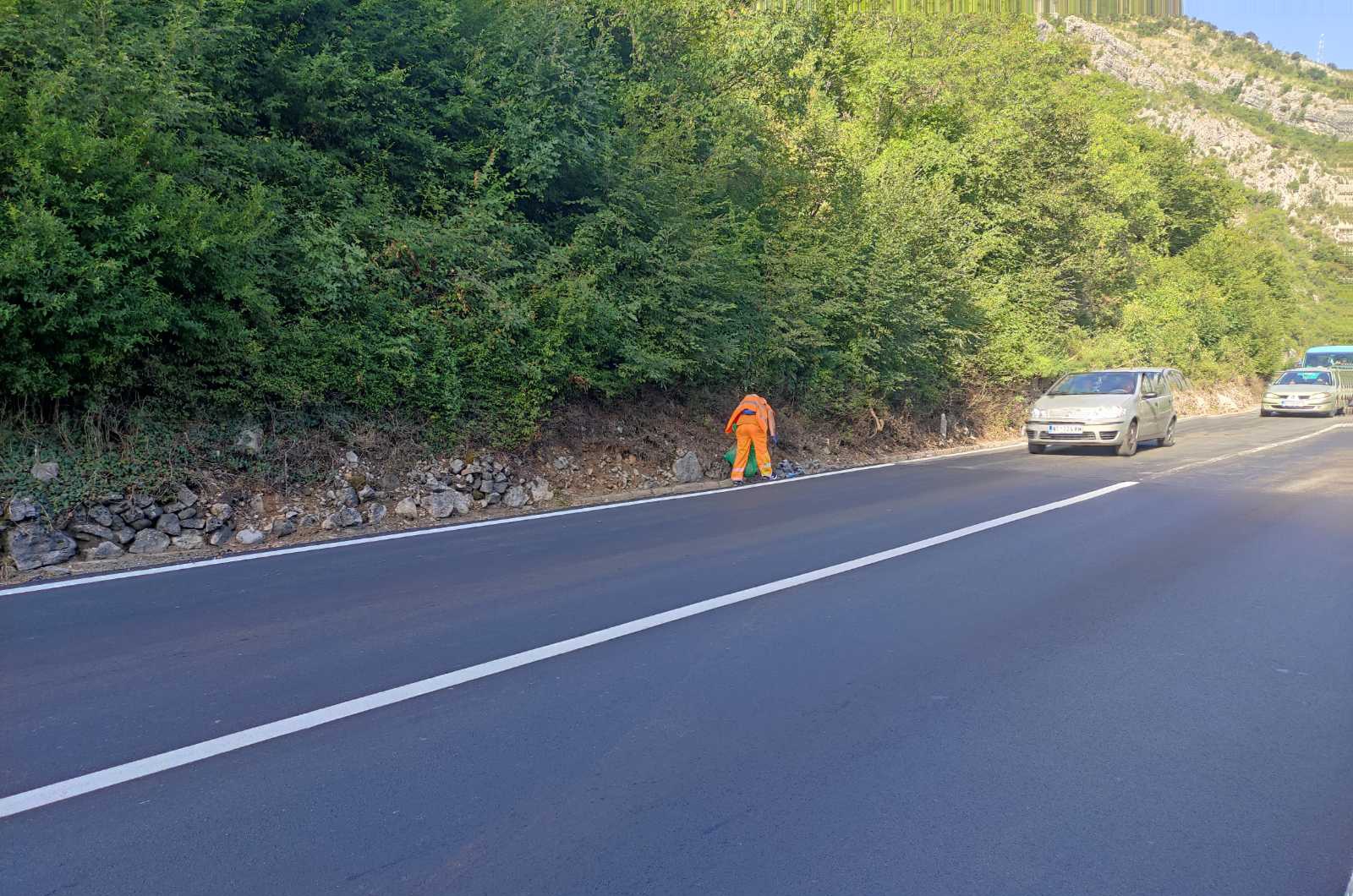 Intenzivirani radovi na čišćenju pojasa uz magistralne puteve