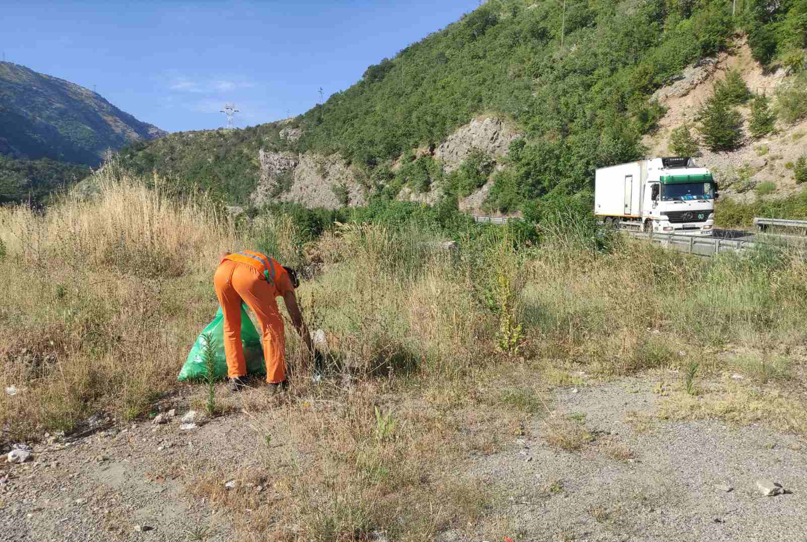 Intenzivirani radovi na čišćenju pojasa uz magistralne puteve