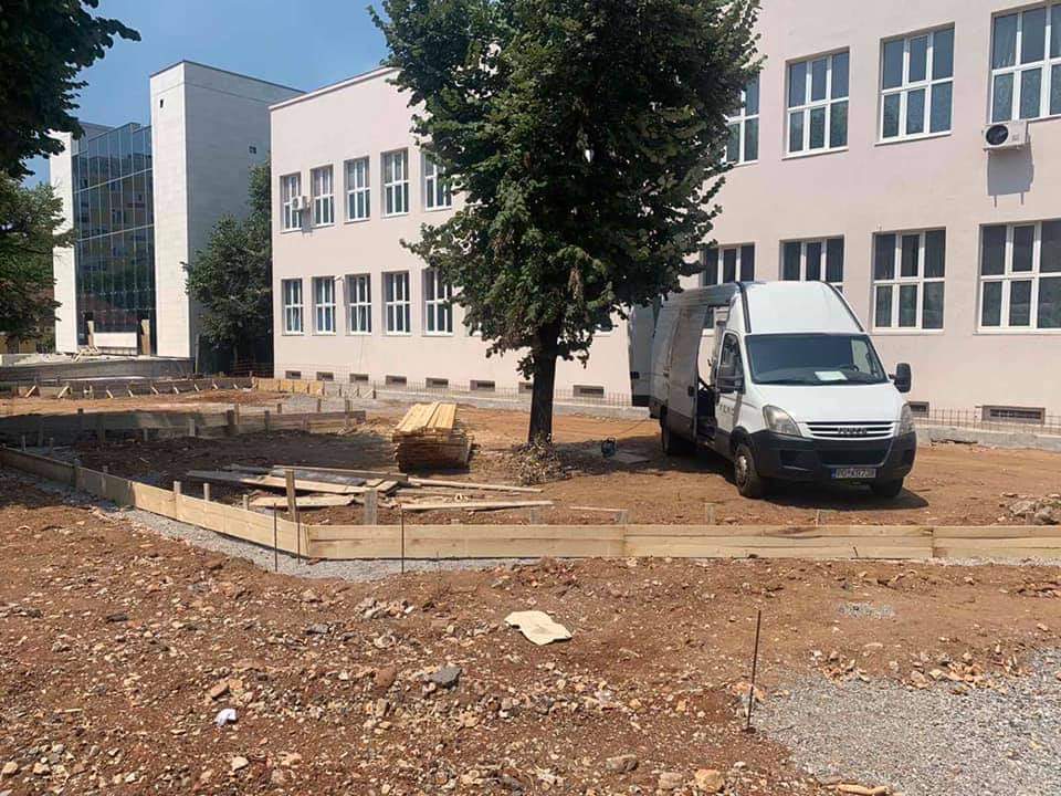 Agencija za stanovanje izvodi radove na uređenju dvorišta OŠ "Savo Pejanović" u okviru projekta Mikro020