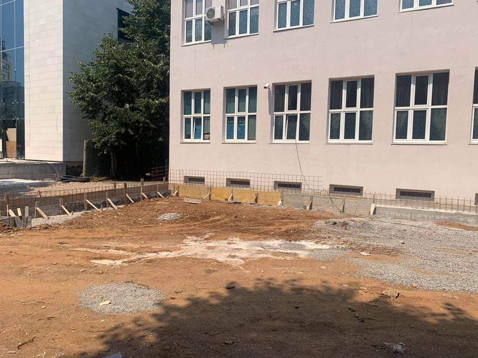 Agencija za stanovanje izvodi radove na uređenju dvorišta OŠ "Savo Pejanović" u okviru projekta Mikro020