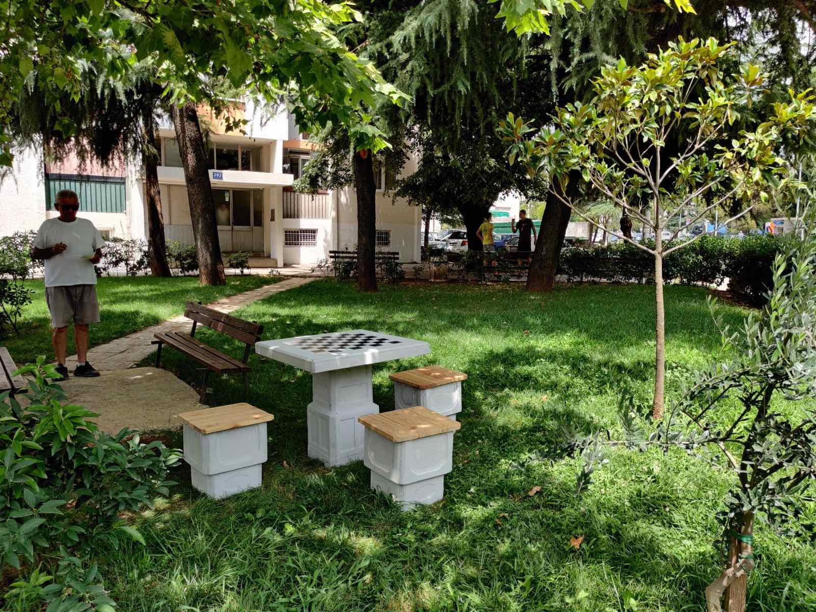 Na pet novih lokacija postavljeni stolovi za šah