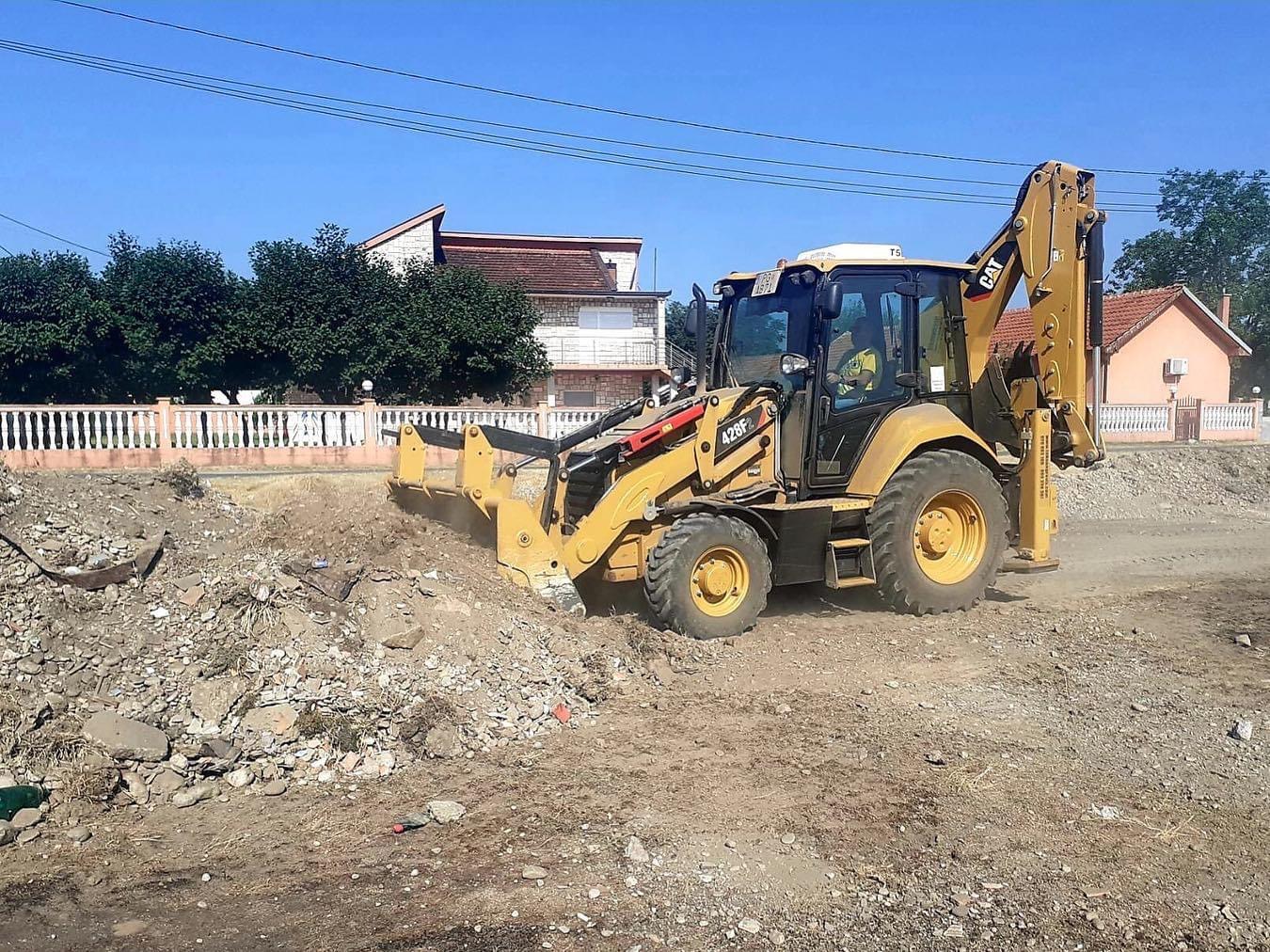 Vrijedne ekipe gradskih preduzeća izvode radove na više lokacija